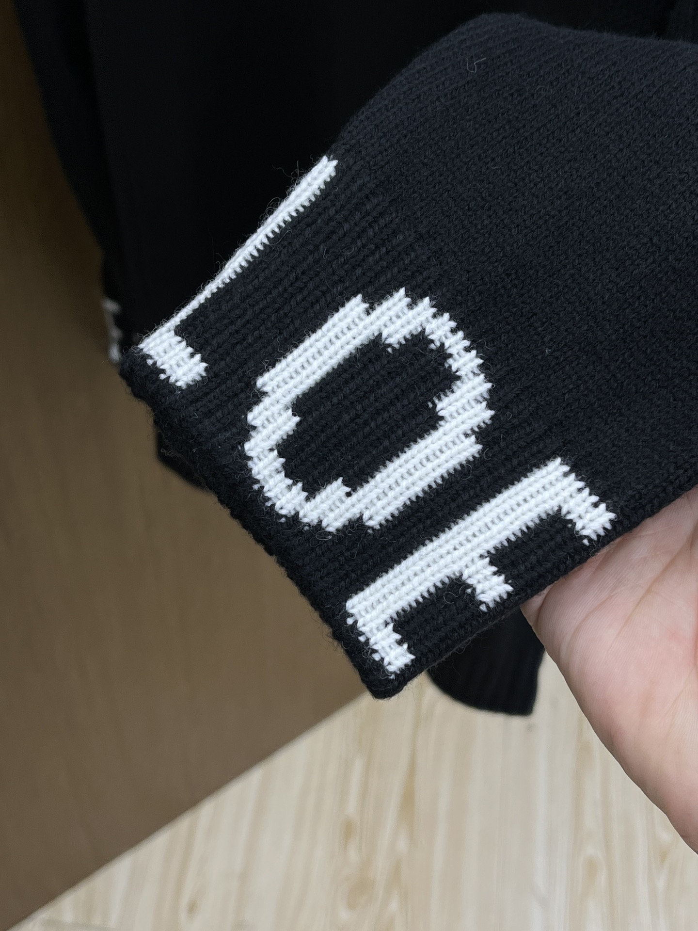 秋冬 Loe 🔥🔥毛衣 2025秋冬最新系列，专柜1:1顶级复刻，全品相！加厚款，时下最流行的老钱风，老