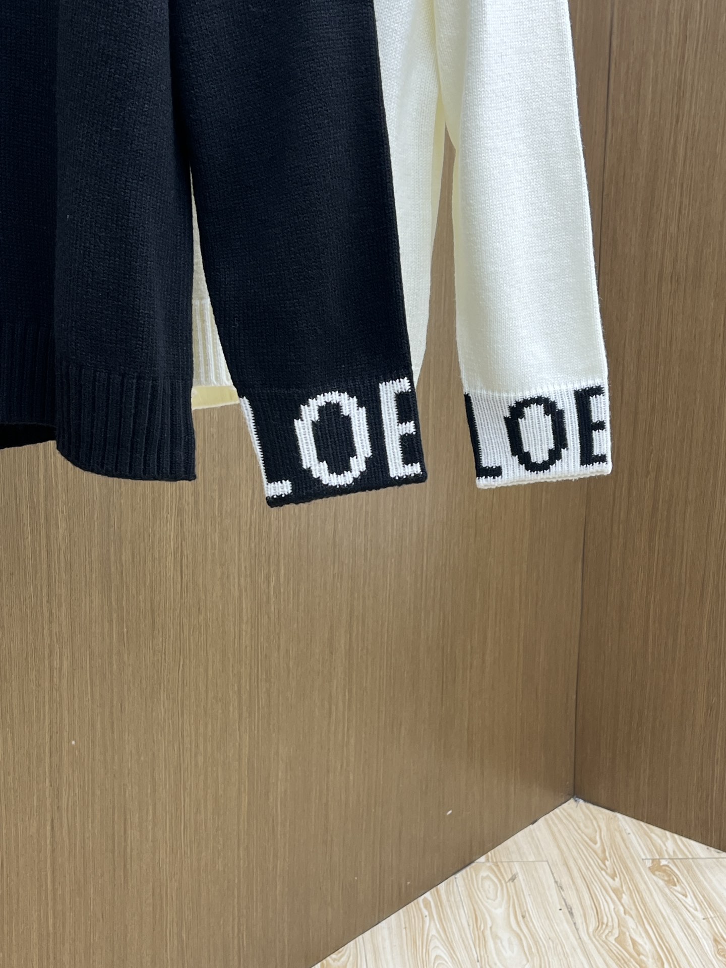 秋冬 Loe 🔥🔥毛衣 2025秋冬最新系列，专柜1:1顶级复刻，全品相！加厚款，时下最流行的老钱风，老