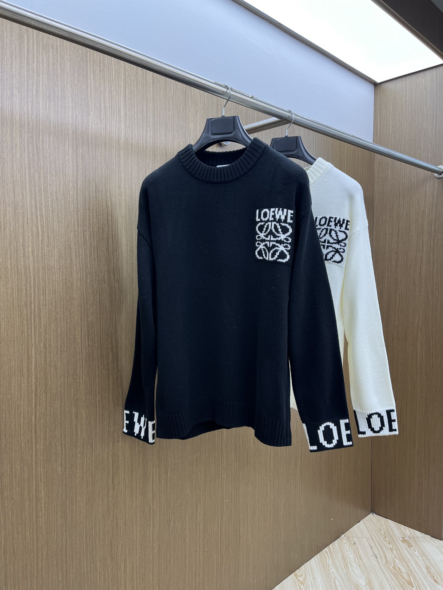 秋冬 Loe 🔥🔥毛衣 2025秋冬最新系列，专柜1:1顶级复刻，全品相！加厚款，时下最流行的老钱风，老