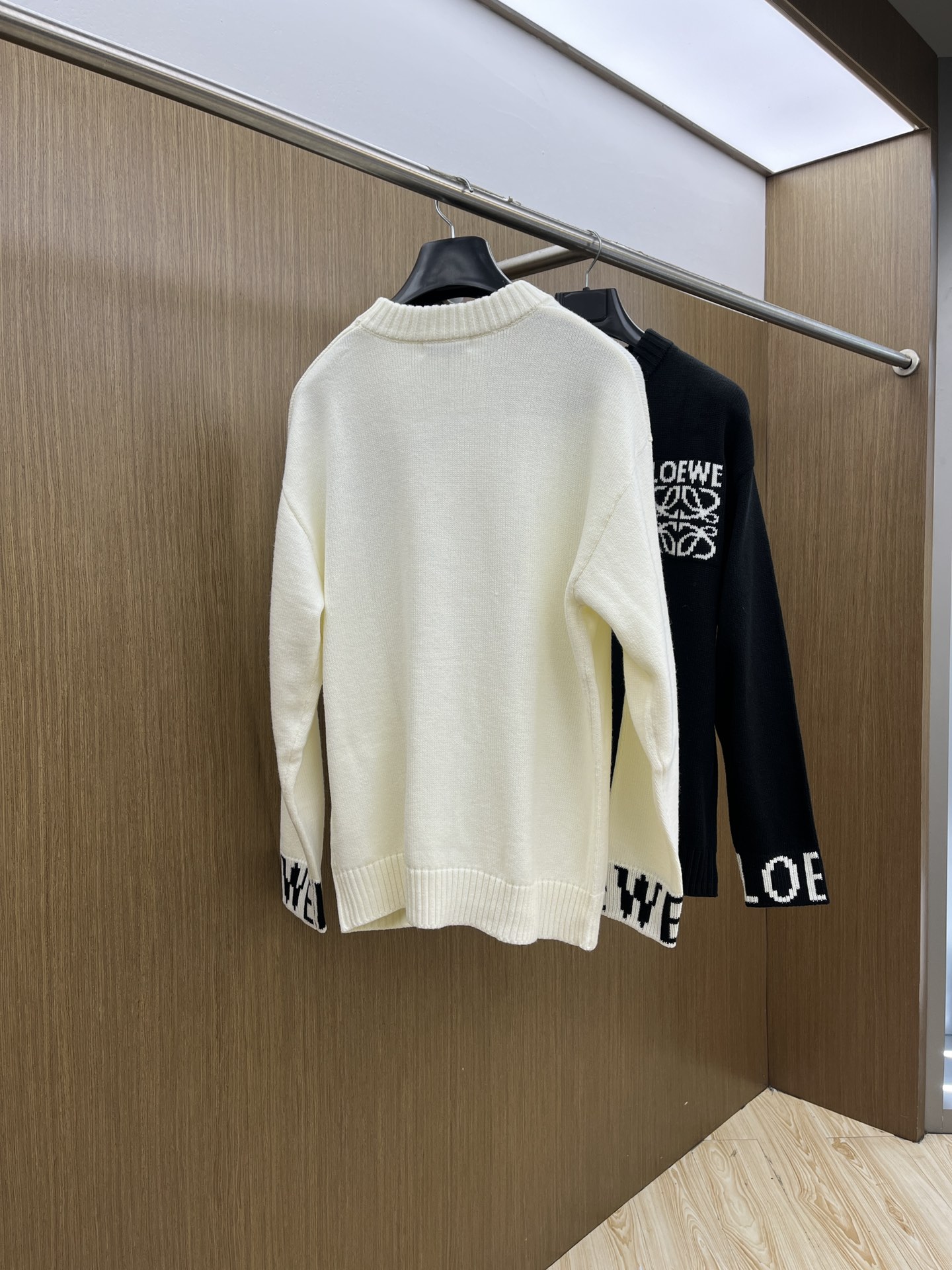 秋冬 Loe 🔥🔥毛衣 2025秋冬最新系列，专柜1:1顶级复刻，全品相！加厚款，时下最流行的老钱风，老