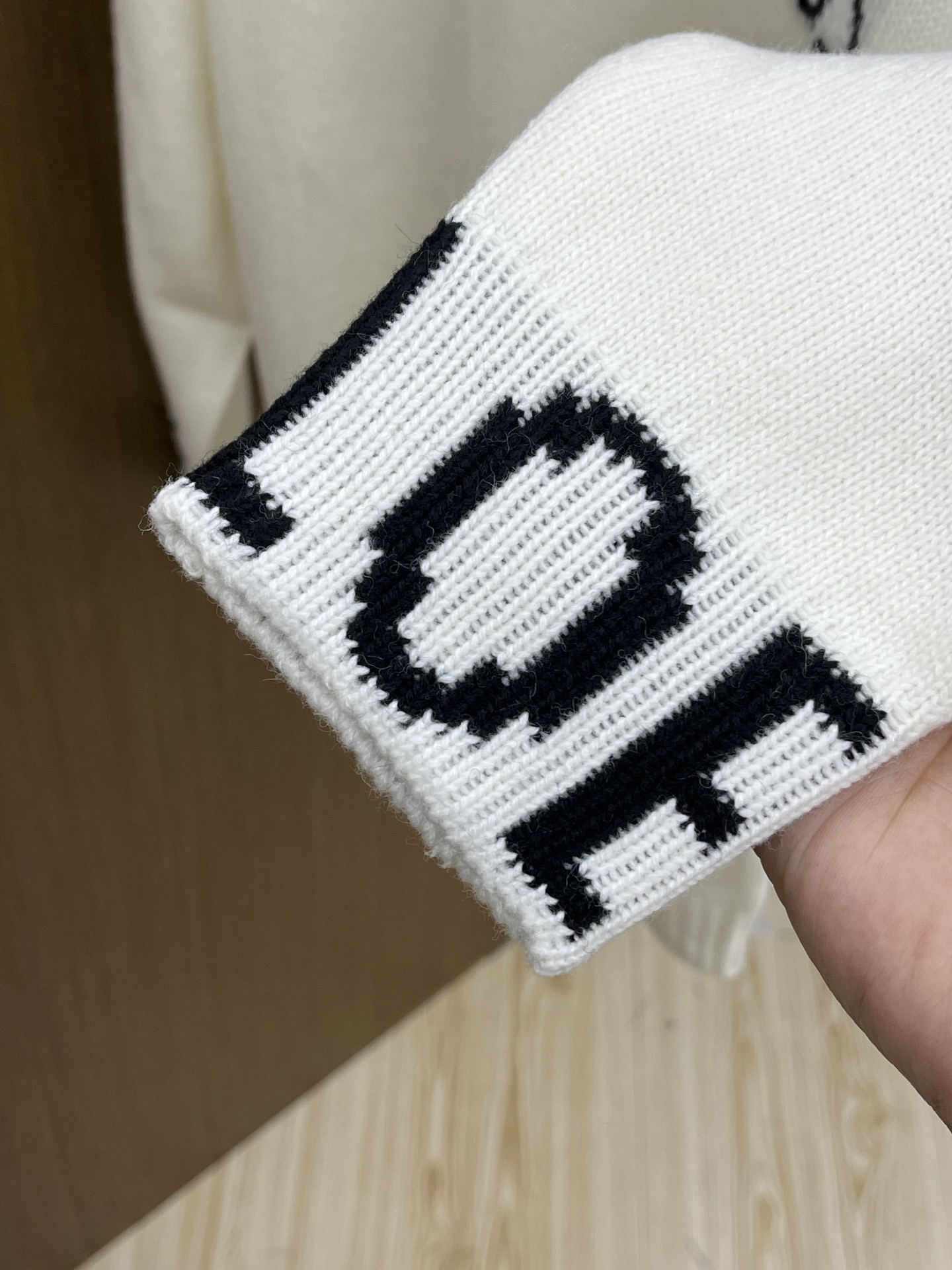 秋冬 Loe 🔥🔥毛衣 2025秋冬最新系列，专柜1:1顶级复刻，全品相！加厚款，时下最流行的老钱风，老