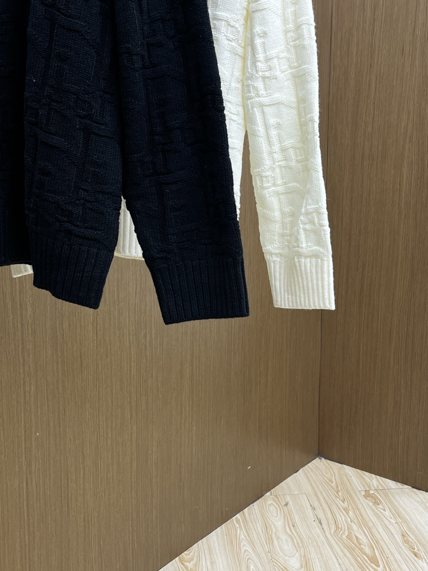 秋冬 CD 🔥🔥毛衣 2025秋冬最新系列，专柜1:1顶级复刻，全品相！加厚款，时下最流行的老钱风，老板