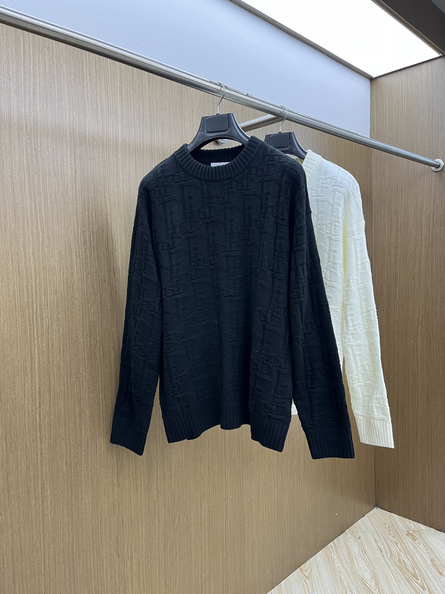 秋冬 CD 🔥🔥毛衣 2025秋冬最新系列，专柜1:1顶级复刻，全品相！加厚款，时下最流行的老钱风，老板