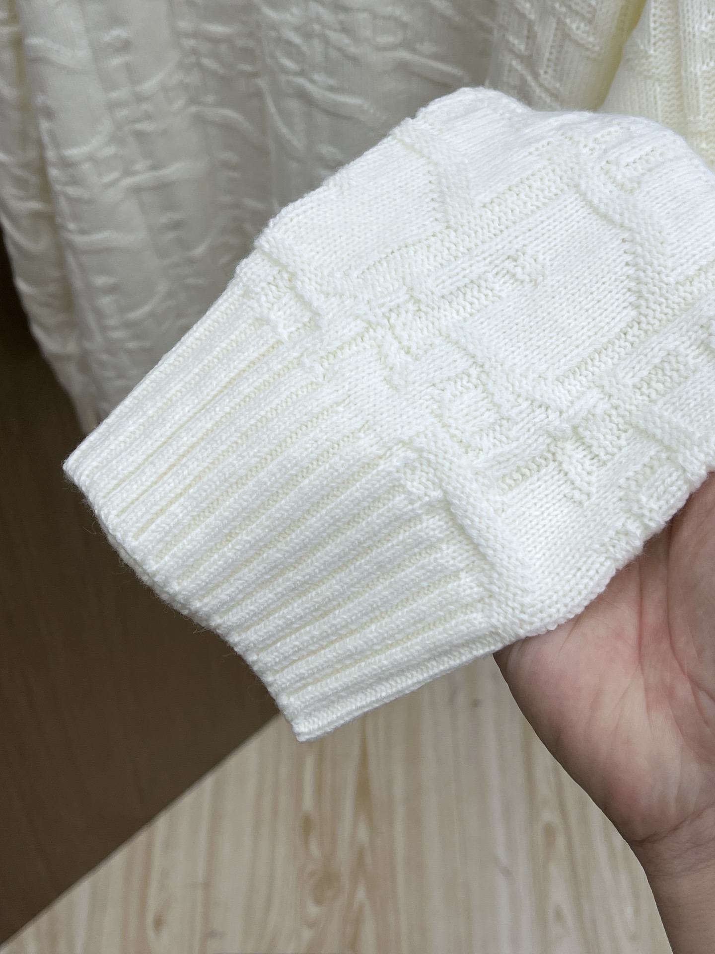 秋冬 CD 🔥🔥毛衣 2025秋冬最新系列，专柜1:1顶级复刻，全品相！加厚款，时下最流行的老钱风，老板