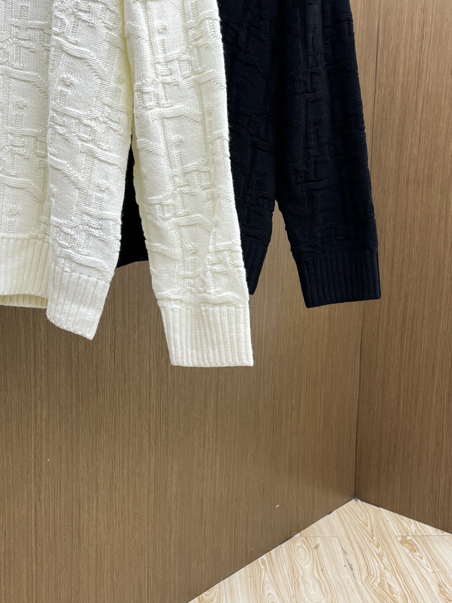 秋冬 CD 🔥🔥毛衣 2025秋冬最新系列，专柜1:1顶级复刻，全品相！加厚款，时下最流行的老钱风，老板