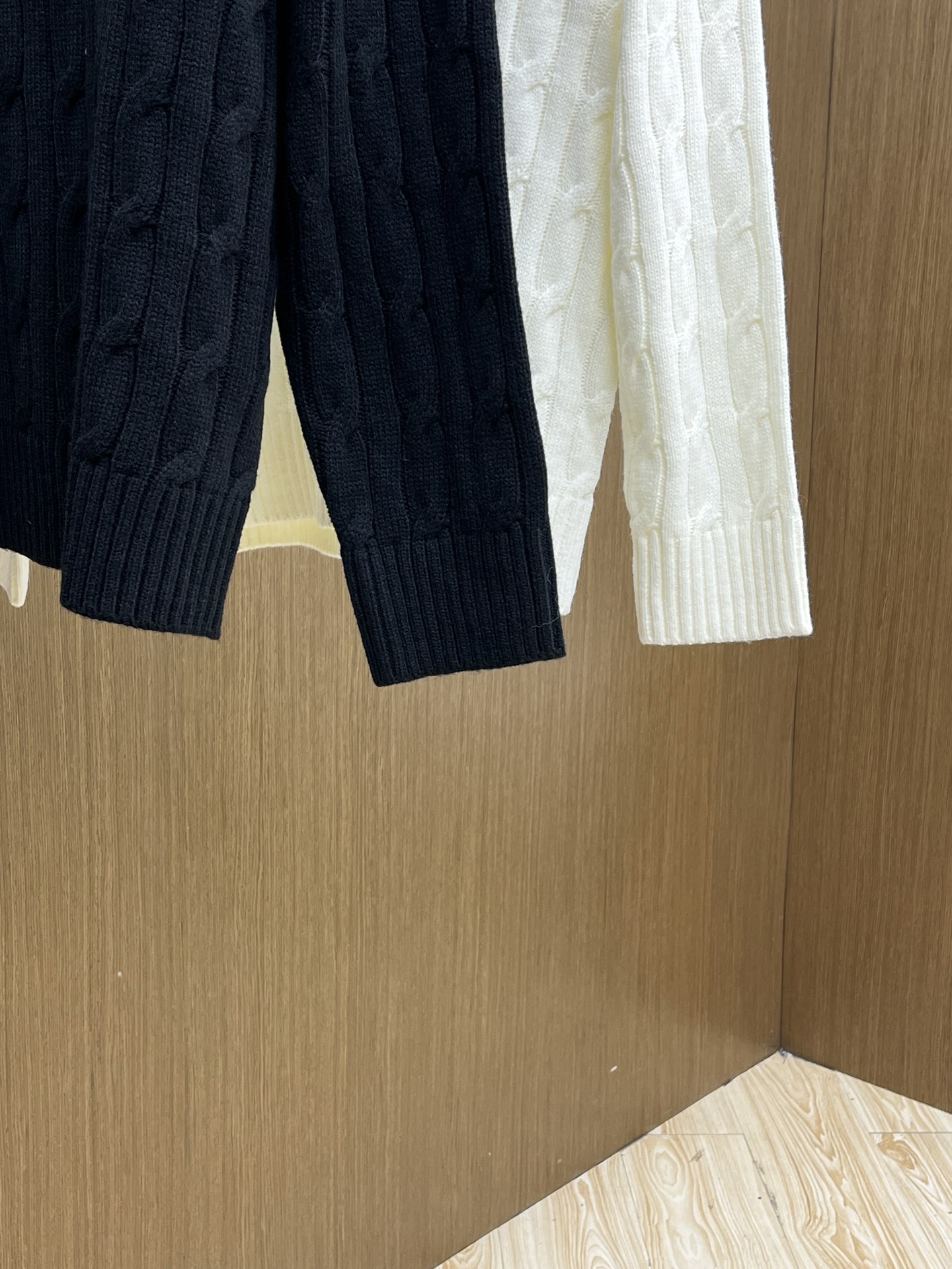 秋冬 LOE 🔥🔥毛衣 2025秋冬最新系列，专柜1:1顶级复刻，全品相！加厚款，时下最流行的老钱风，老