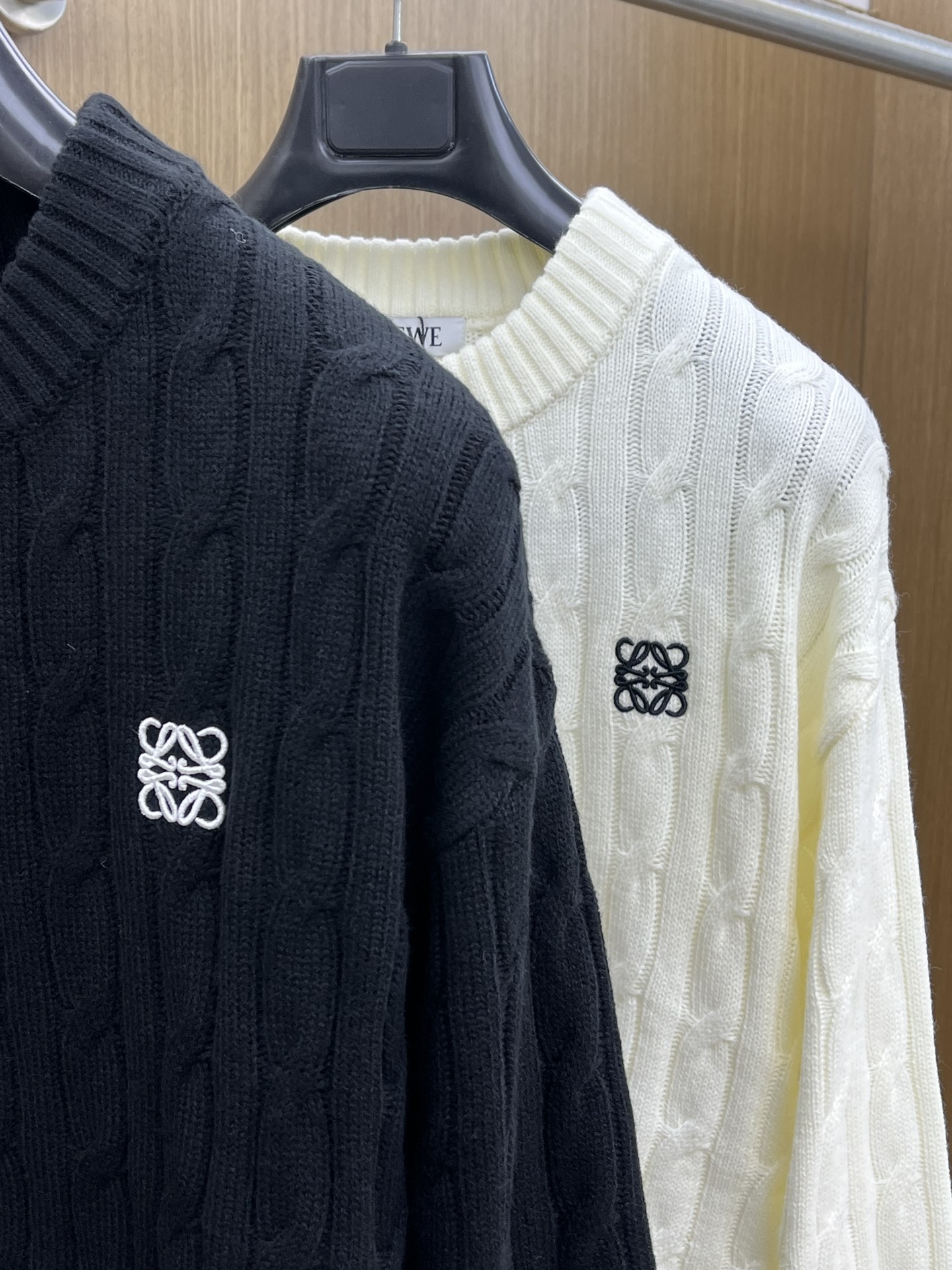 秋冬 LOE 🔥🔥毛衣 2025秋冬最新系列，专柜1:1顶级复刻，全品相！加厚款，时下最流行的老钱风，老