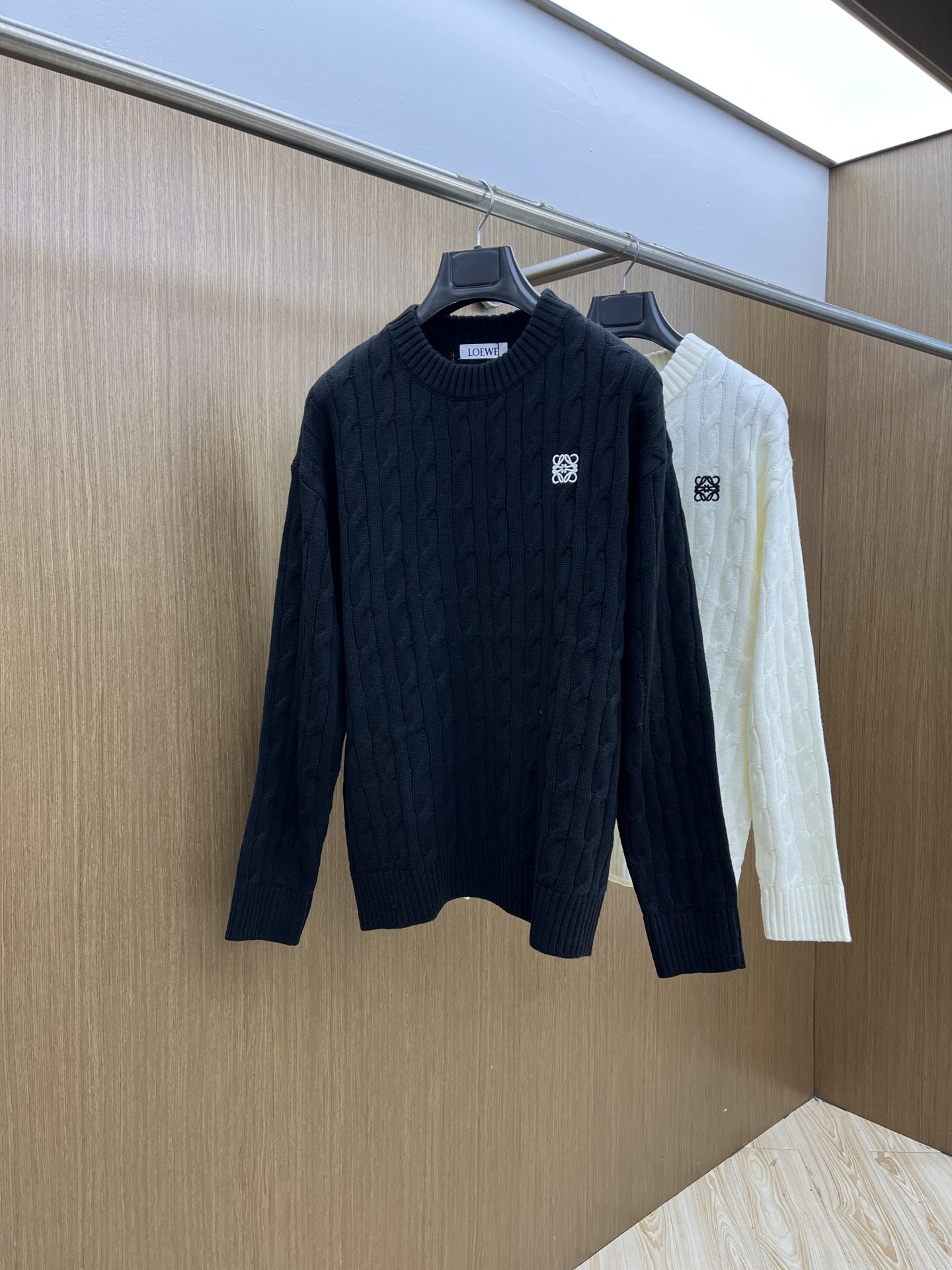 秋冬 LOE 🔥🔥毛衣 2025秋冬最新系列，专柜1:1顶级复刻，全品相！加厚款，时下最流行的老钱风，老