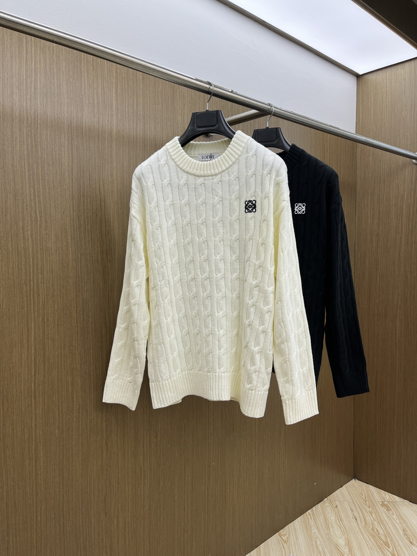 秋冬 LOE 🔥🔥毛衣 2025秋冬最新系列，专柜1:1顶级复刻，全品相！加厚款，时下最流行的老钱风，老