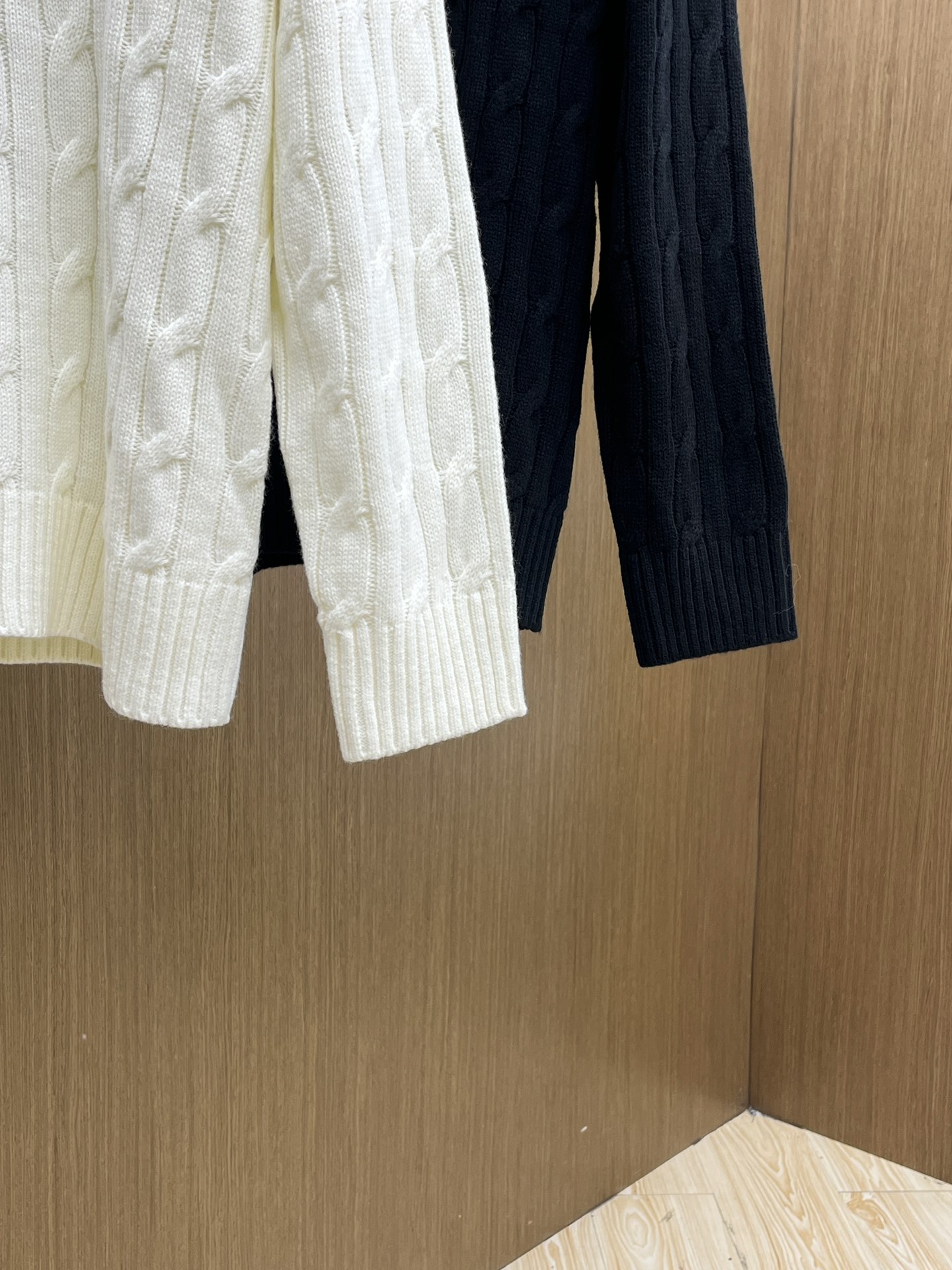 秋冬 LOE 🔥🔥毛衣 2025秋冬最新系列，专柜1:1顶级复刻，全品相！加厚款，时下最流行的老钱风，老