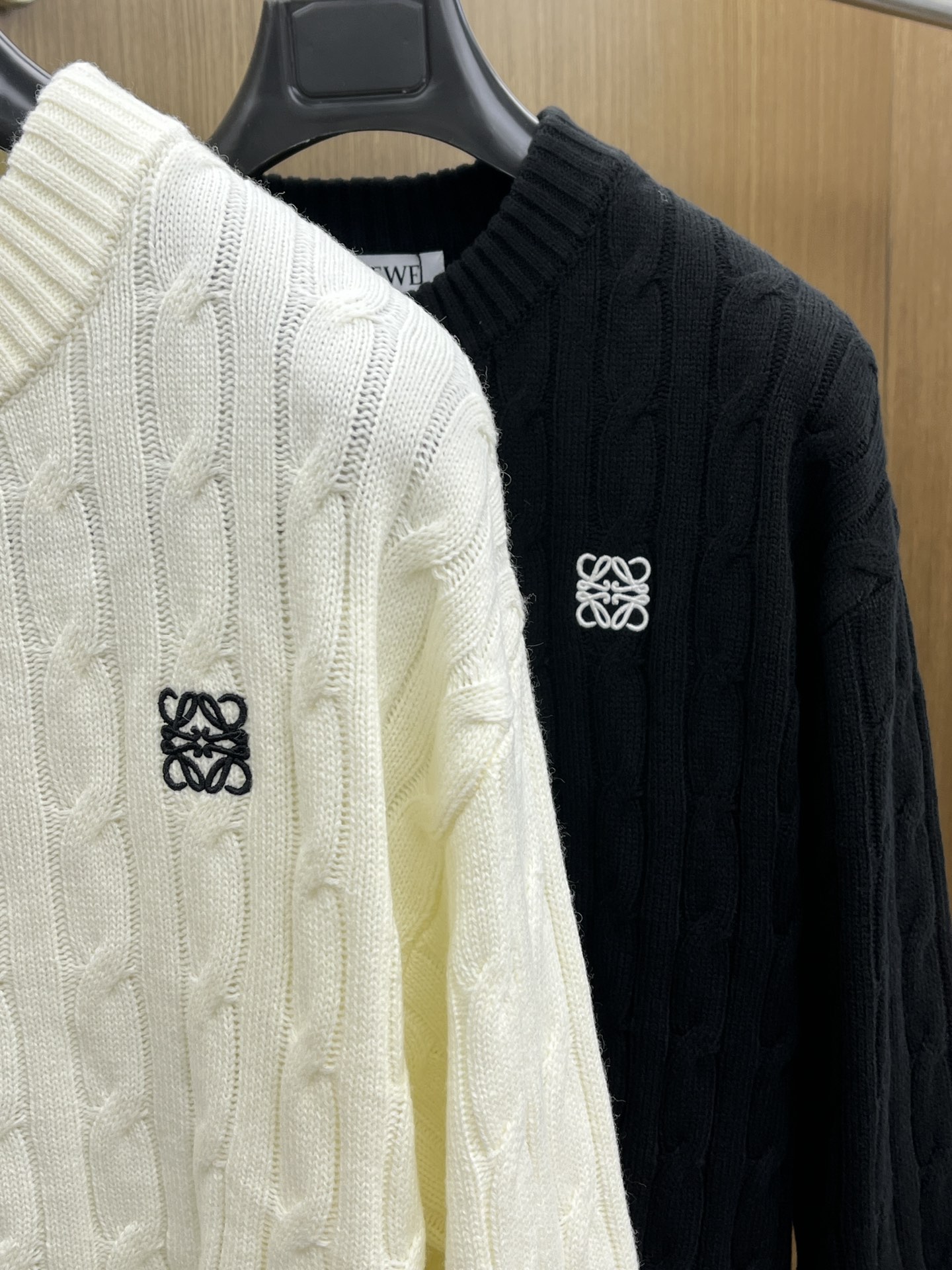 秋冬 LOE 🔥🔥毛衣 2025秋冬最新系列，专柜1:1顶级复刻，全品相！加厚款，时下最流行的老钱风，老