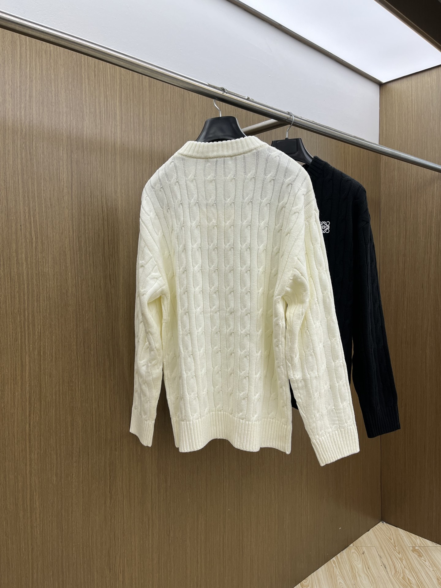 秋冬 LOE 🔥🔥毛衣 2025秋冬最新系列，专柜1:1顶级复刻，全品相！加厚款，时下最流行的老钱风，老