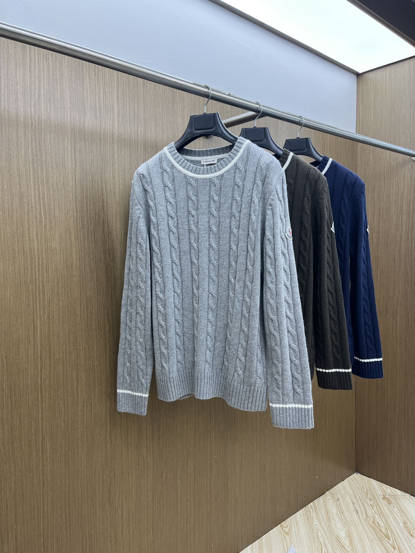 NO:609171,Autumn and winter Mon FWloewe small label embroidered wool round neck knitted sweater. This turtleneck sweater is made of lightweight wool plain fabric. The knitted style shows a slim fit!  Fabric Wool (this cashmere sweater is made from wool fabric, 3% polyamide, 1% elastane wt SizeM-2XL Please state your height and weight when placing an order, loewe, sweaters, alexander wang19860909秋冬 Mon FWloewe 小标刺绣羊毛圆领针织毛衣 此款高领针织衫,选用轻盈羊毛平织面料打造.针织款式,呈现修身版型！面料羊毛（此款羊绒毛衣改羊毛面料,3％聚酰胺,1％弹性纤维wt SizeM-2XL 下单请报身高体重,,loewe,sweaters,alexander wang,Men's clothing