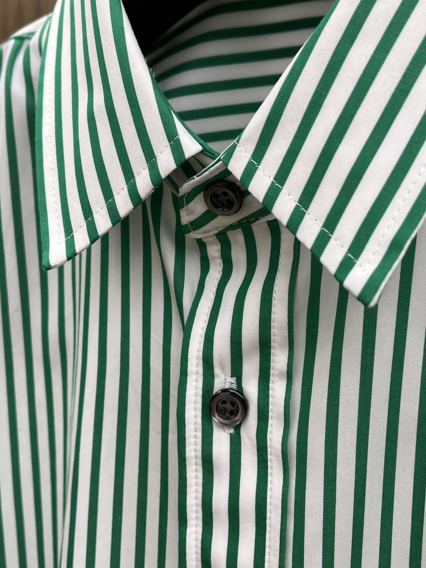 秋冬 LV 🔥SS秋冬新款时尚简约长袖衬衫，本款轻盈棉质衬衣采用全棉质地面料，经典简约设计搭配，清爽色调