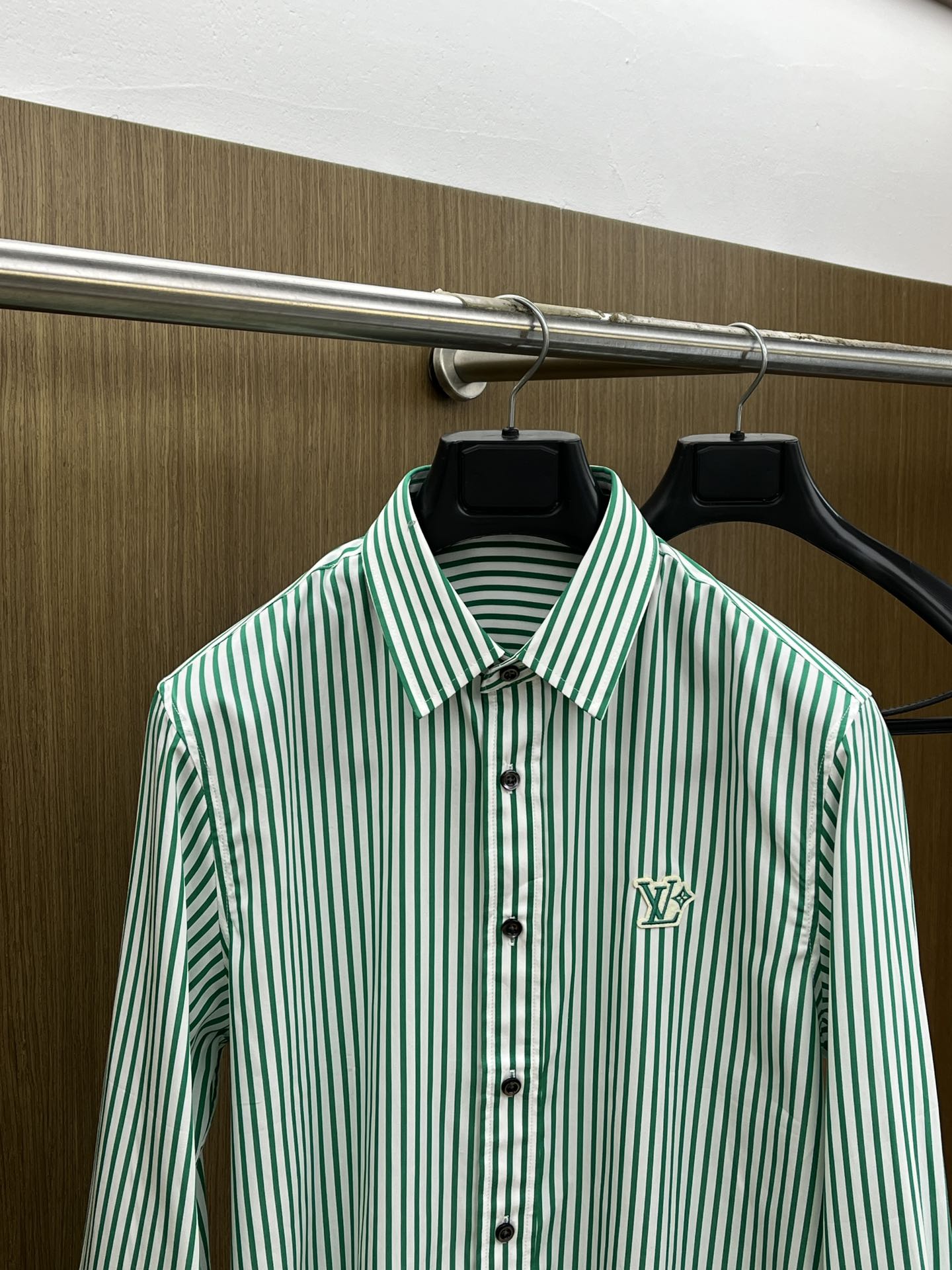 秋冬 LV 🔥SS秋冬新款时尚简约长袖衬衫，本款轻盈棉质衬衣采用全棉质地面料，经典简约设计搭配，清爽色调