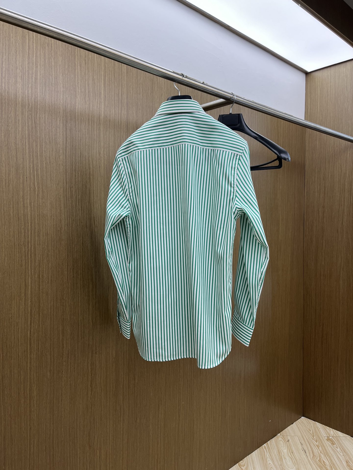 秋冬 LV 🔥SS秋冬新款时尚简约长袖衬衫，本款轻盈棉质衬衣采用全棉质地面料，经典简约设计搭配，清爽色调