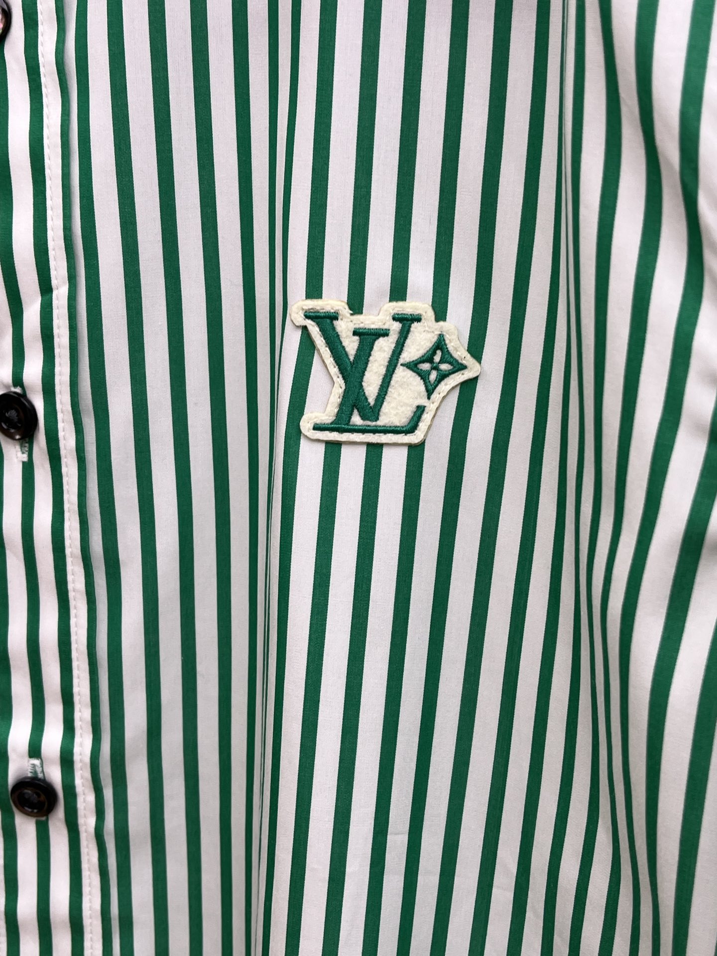 秋冬 LV 🔥SS秋冬新款时尚简约长袖衬衫，本款轻盈棉质衬衣采用全棉质地面料，经典简约设计搭配，清爽色调