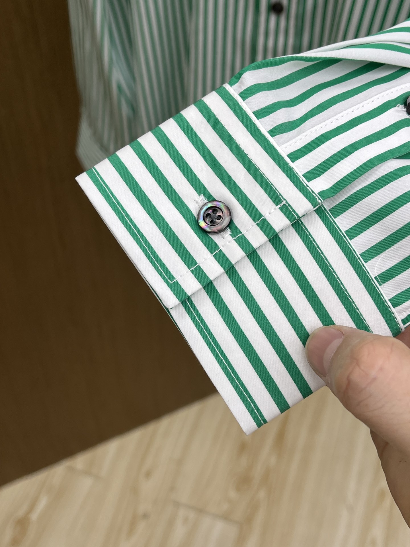 秋冬 LV 🔥SS秋冬新款时尚简约长袖衬衫，本款轻盈棉质衬衣采用全棉质地面料，经典简约设计搭配，清爽色调