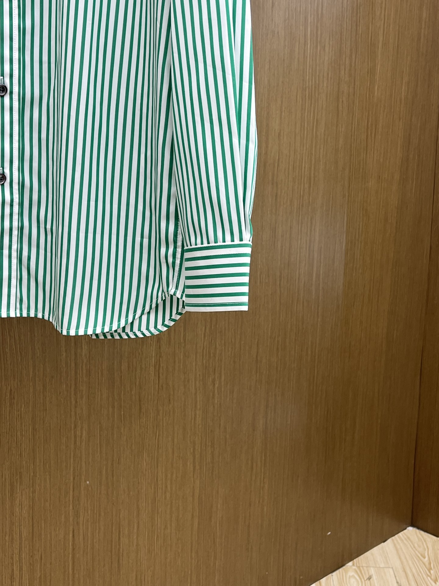 秋冬 LV 🔥SS秋冬新款时尚简约长袖衬衫，本款轻盈棉质衬衣采用全棉质地面料，经典简约设计搭配，清爽色调