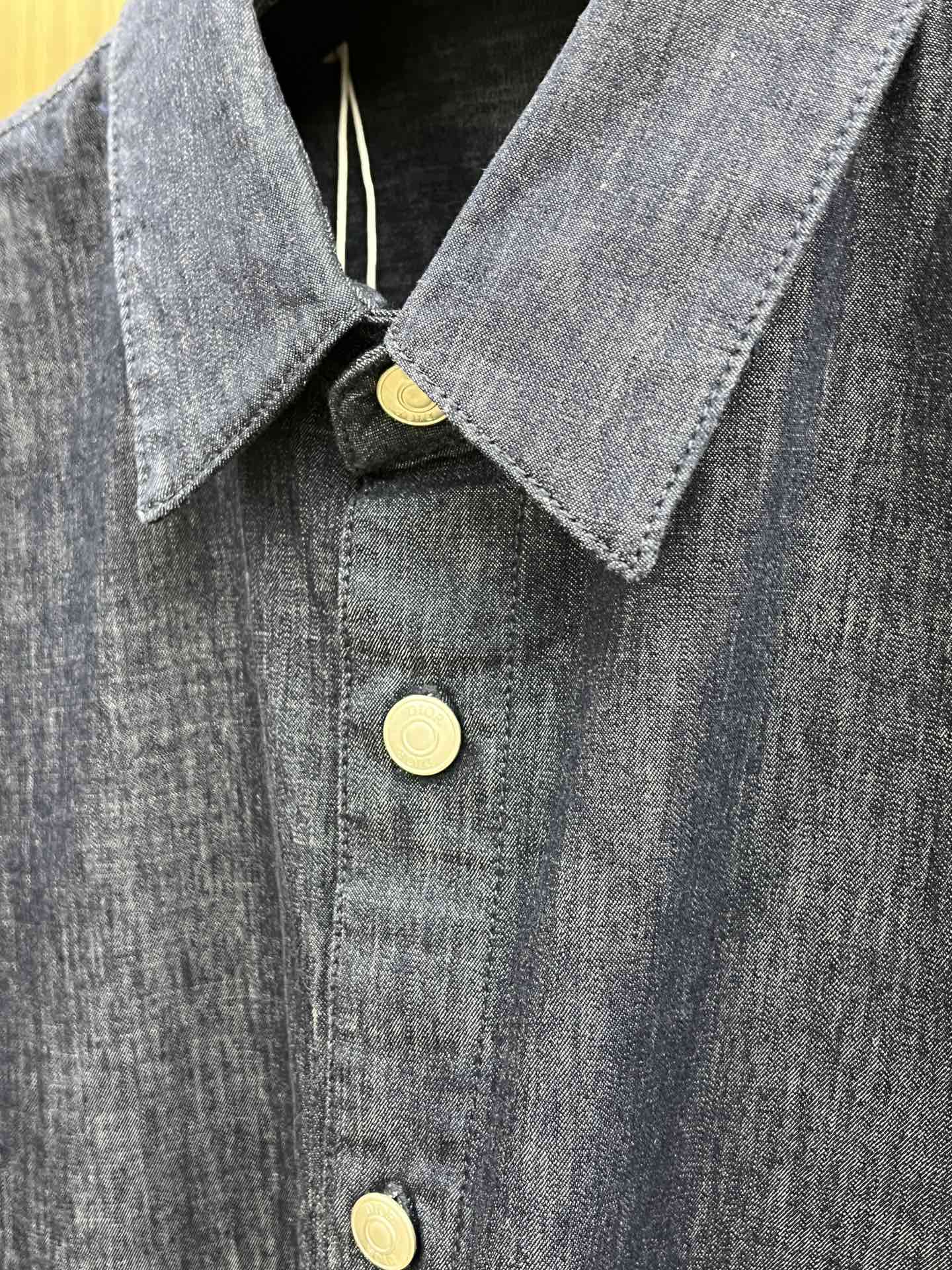 秋冬 CD 25SS字母Logo刺绣蓝色牛仔衬衫代工厂生产臻选100%优质牛仔棉布、色泽永远是我们心尖上