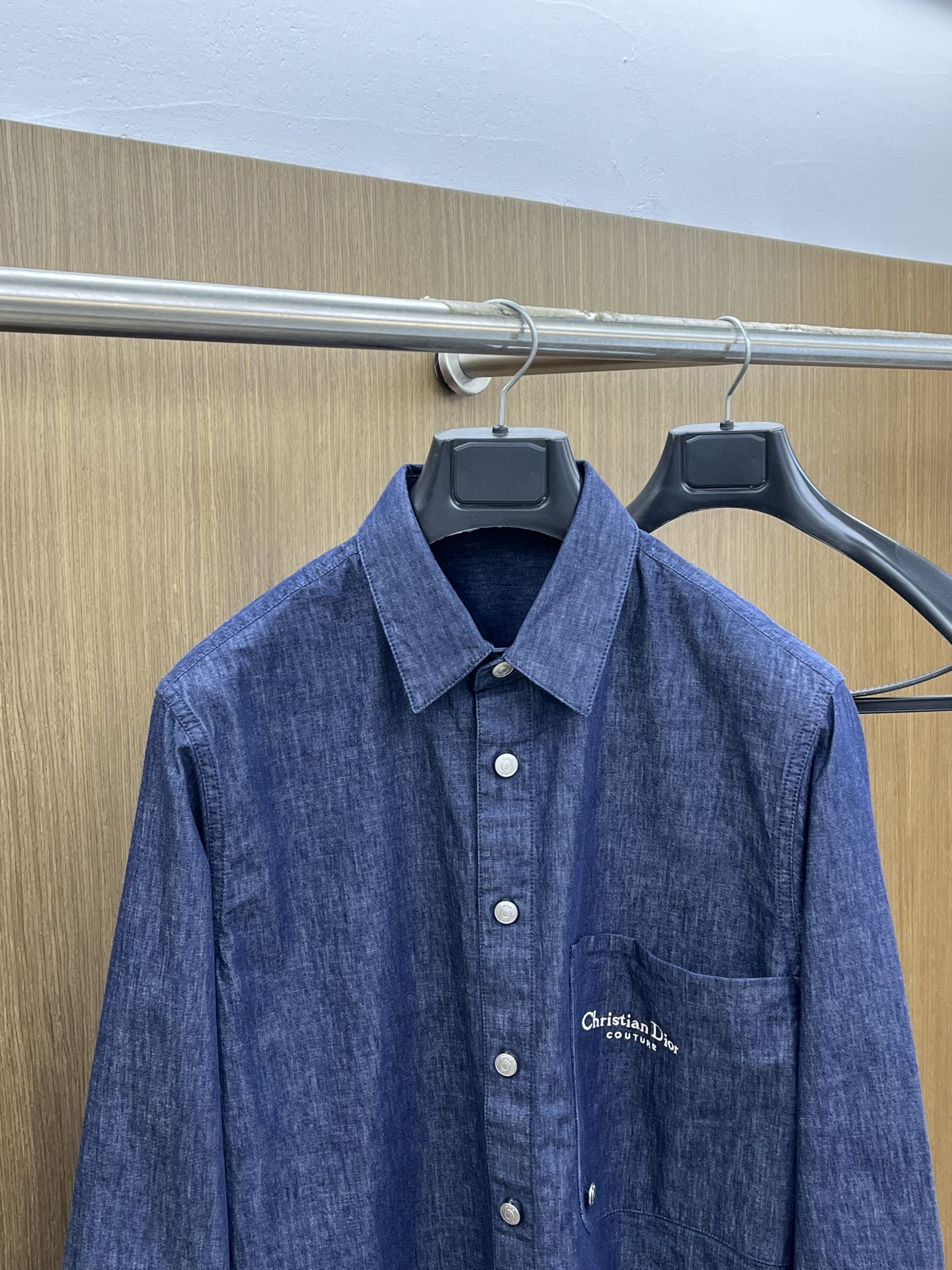 秋冬 CD 25SS字母Logo刺绣蓝色牛仔衬衫代工厂生产臻选100%优质牛仔棉布、色泽永远是我们心尖上