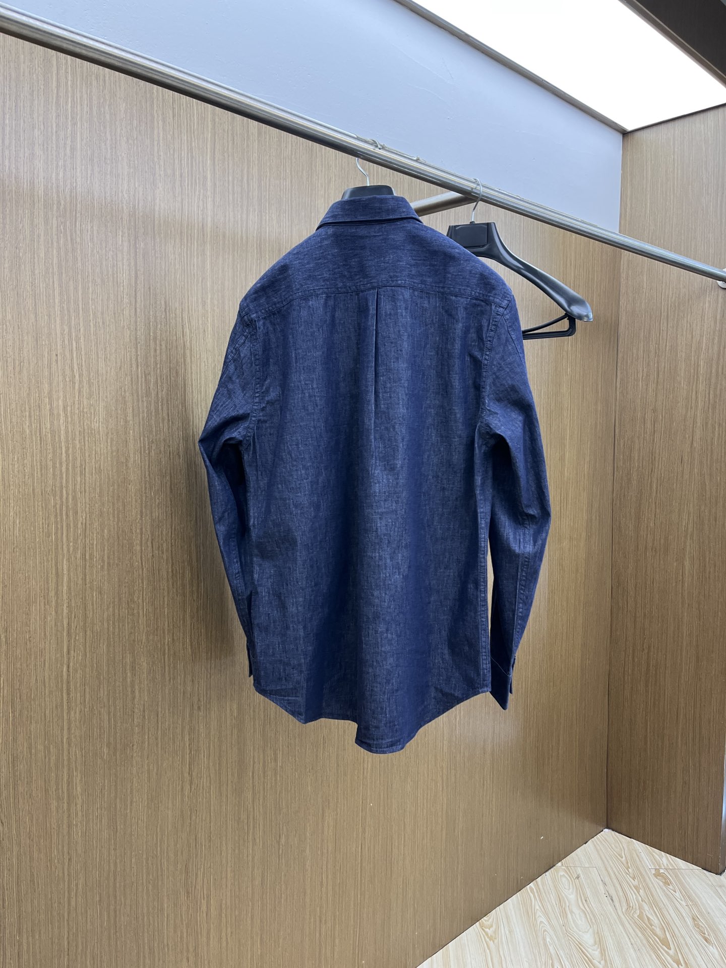 秋冬 CD 25SS字母Logo刺绣蓝色牛仔衬衫代工厂生产臻选100%优质牛仔棉布、色泽永远是我们心尖上