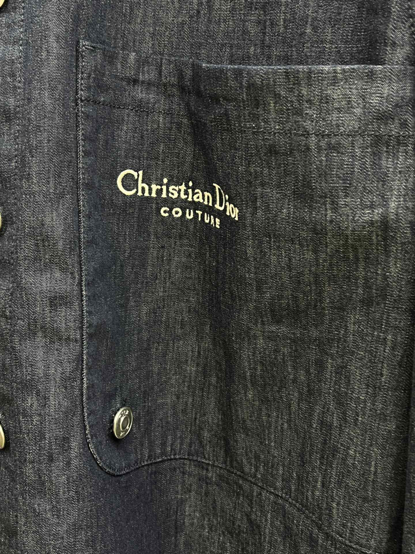 秋冬 CD 25SS字母Logo刺绣蓝色牛仔衬衫代工厂生产臻选100%优质牛仔棉布、色泽永远是我们心尖上