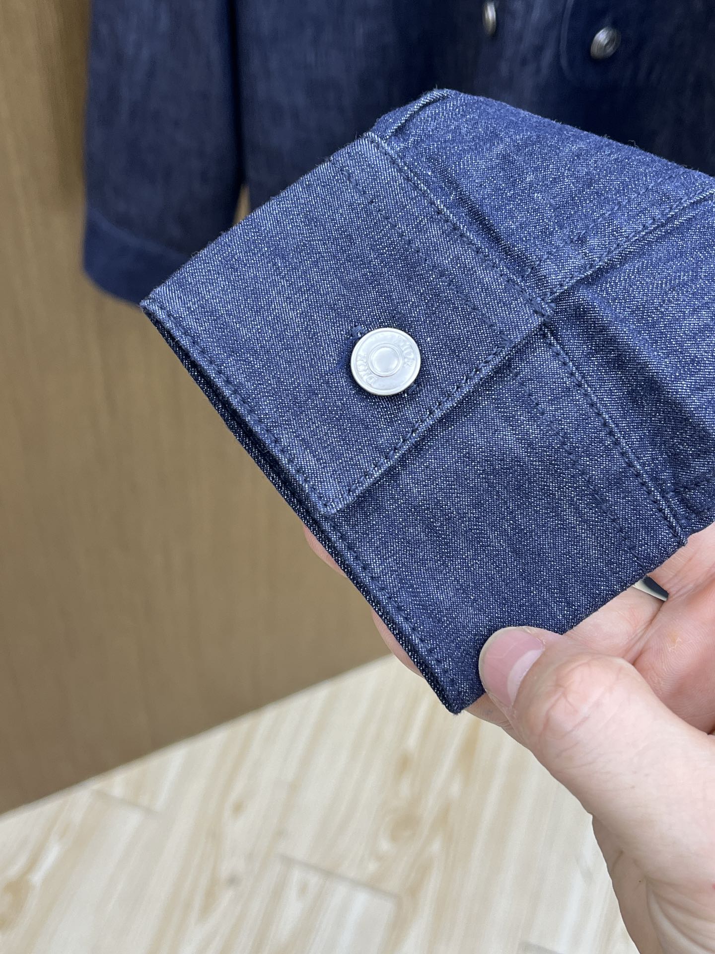 秋冬 CD 25SS字母Logo刺绣蓝色牛仔衬衫代工厂生产臻选100%优质牛仔棉布、色泽永远是我们心尖上