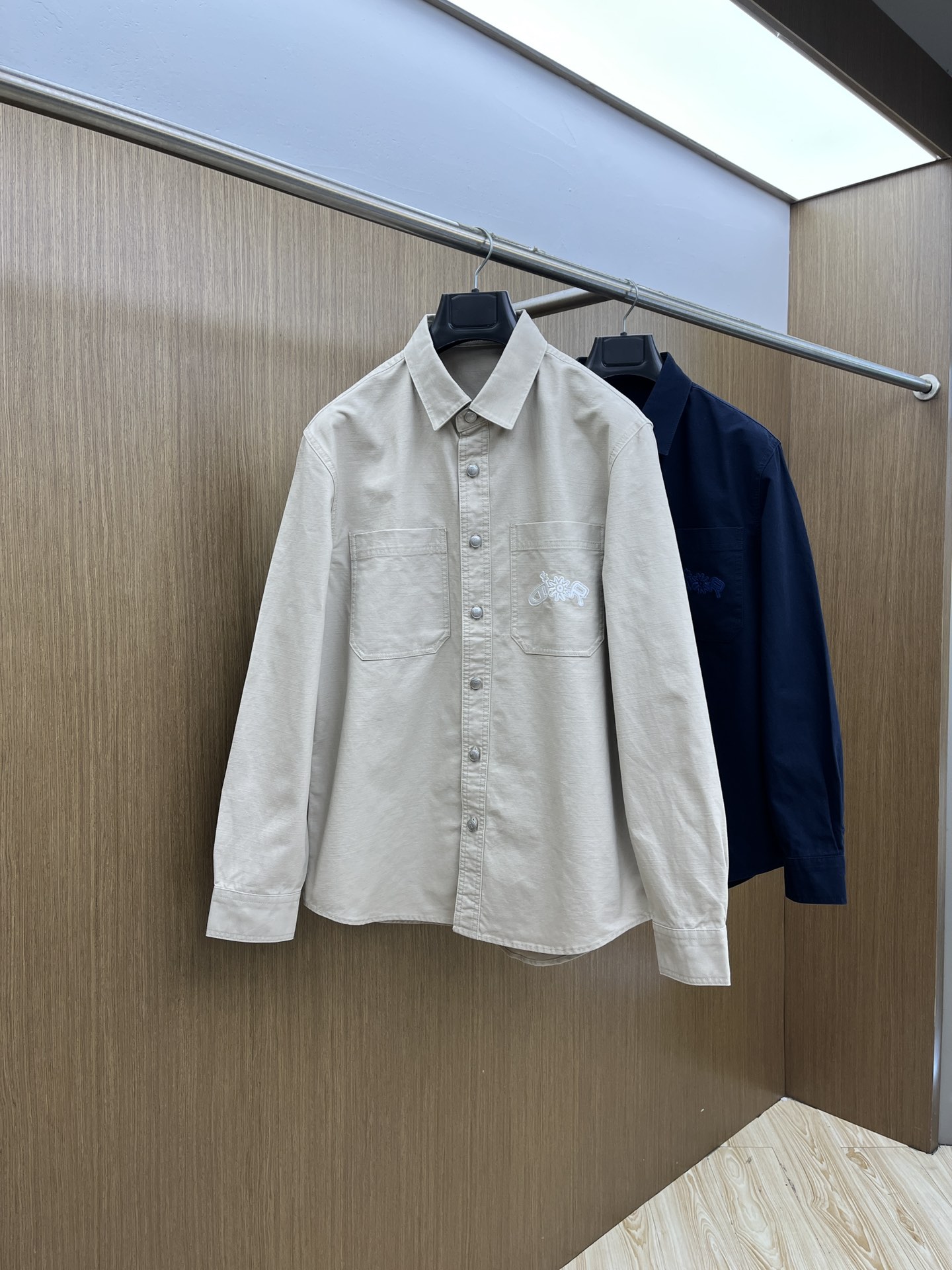 秋冬 CD 🔥秋冬上新，微弹力牛仔D#or口袋标识剌绣细节衬衫款外套。金属明扣款，面料微弹穿着舒适款式百