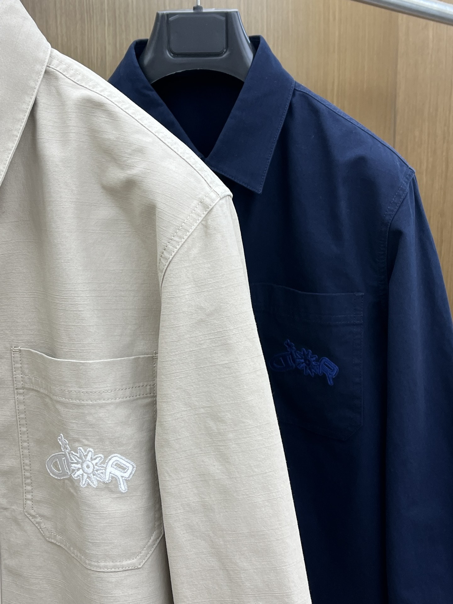 秋冬 CD 🔥秋冬上新，微弹力牛仔D#or口袋标识剌绣细节衬衫款外套。金属明扣款，面料微弹穿着舒适款式百