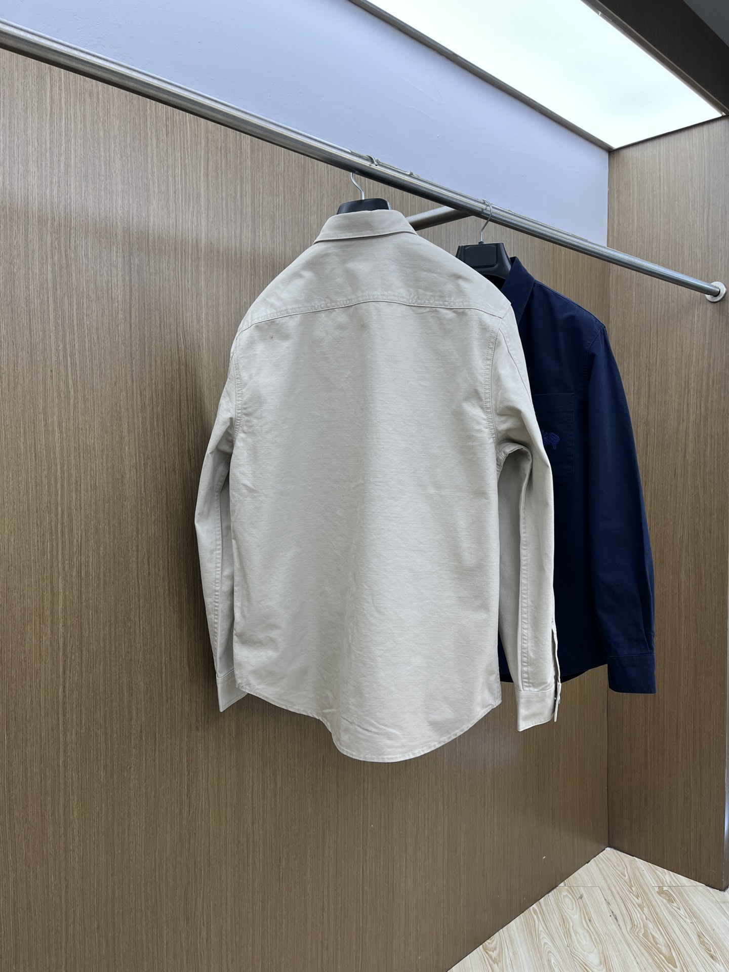 秋冬 CD 🔥秋冬上新，微弹力牛仔D#or口袋标识剌绣细节衬衫款外套。金属明扣款，面料微弹穿着舒适款式百