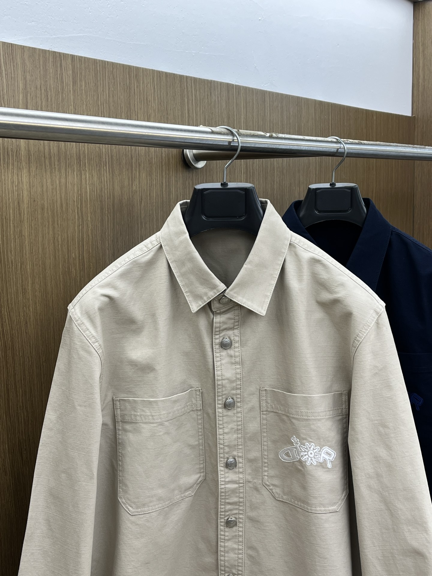 秋冬 CD 🔥秋冬上新，微弹力牛仔D#or口袋标识剌绣细节衬衫款外套。金属明扣款，面料微弹穿着舒适款式百