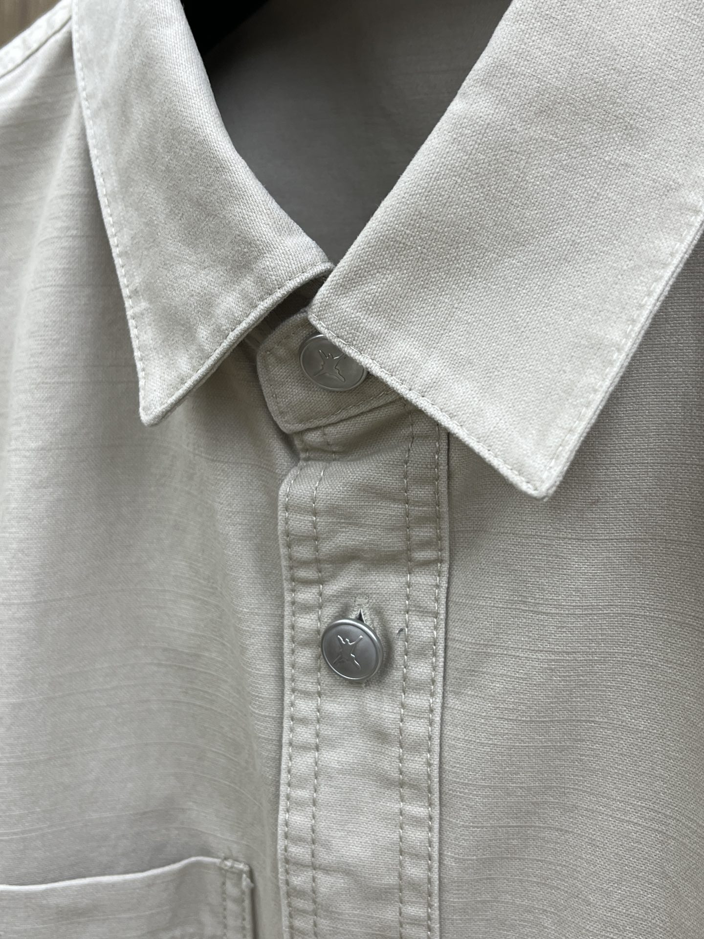 秋冬 CD 🔥秋冬上新，微弹力牛仔D#or口袋标识剌绣细节衬衫款外套。金属明扣款，面料微弹穿着舒适款式百