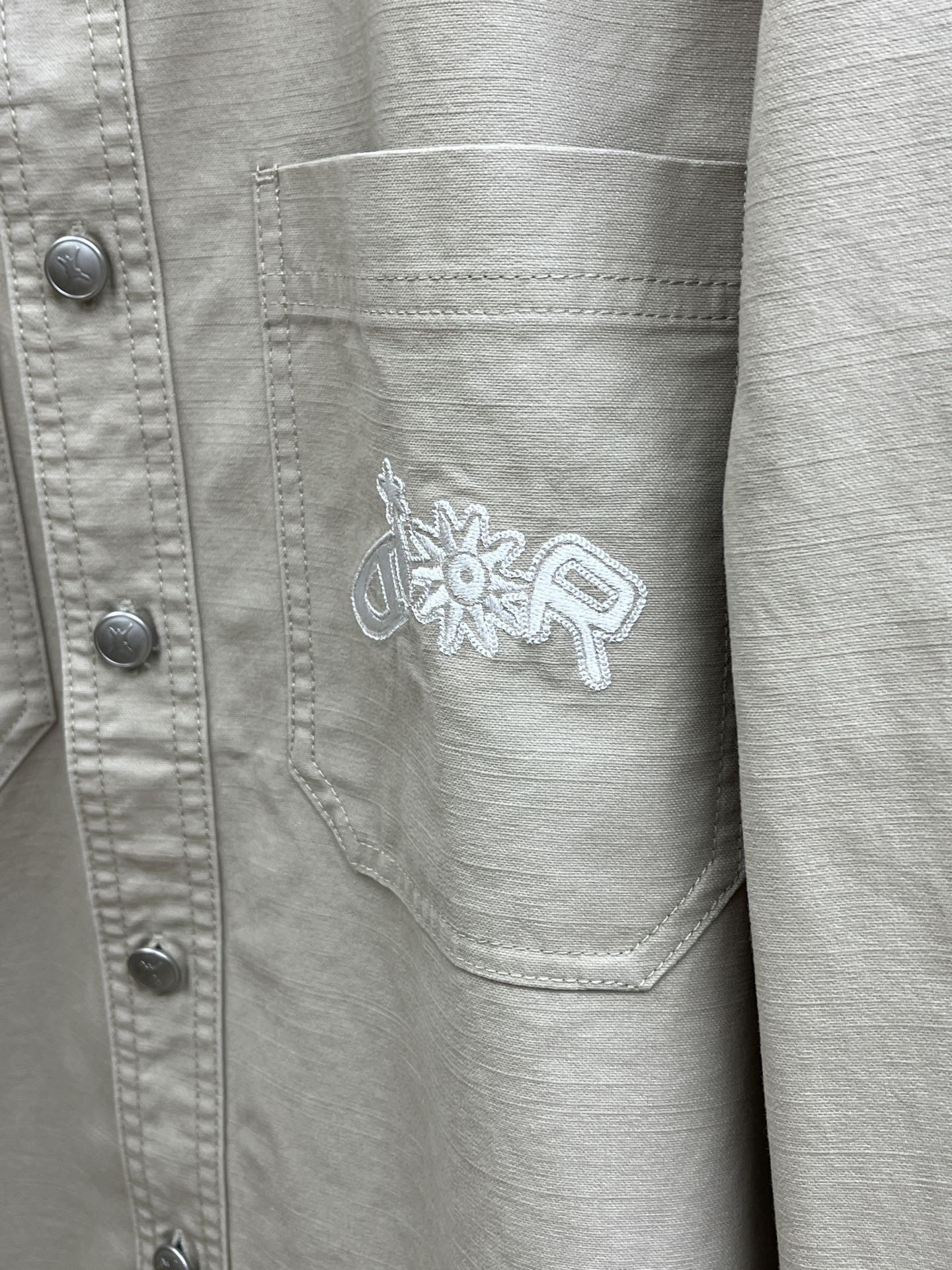 秋冬 CD 🔥秋冬上新，微弹力牛仔D#or口袋标识剌绣细节衬衫款外套。金属明扣款，面料微弹穿着舒适款式百