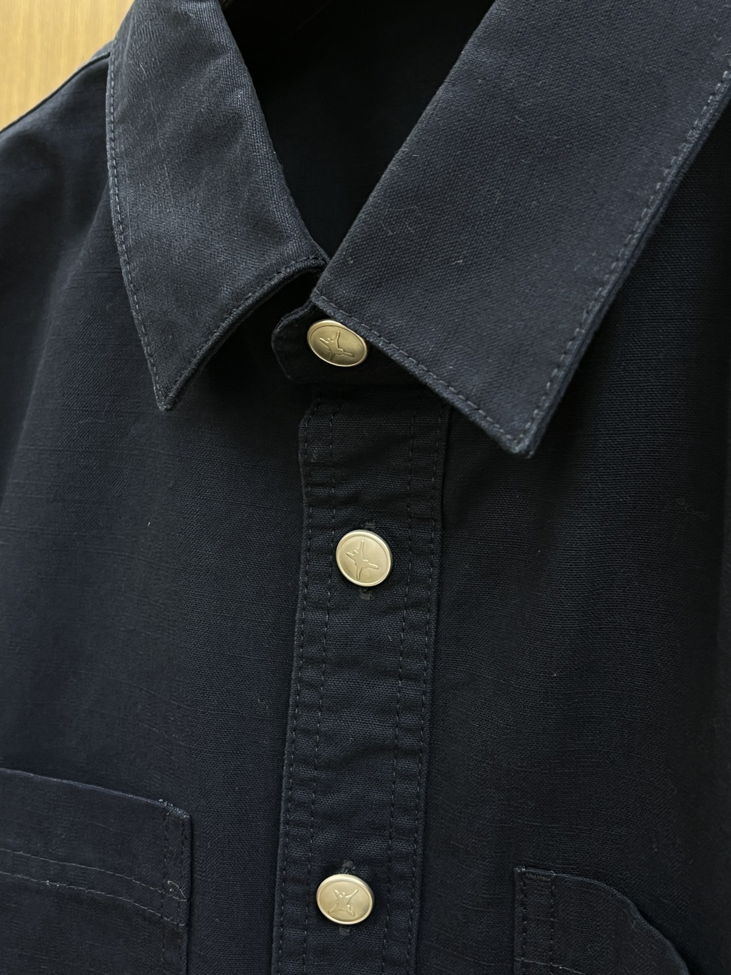 秋冬 CD 🔥秋冬上新，微弹力牛仔D#or口袋标识剌绣细节衬衫款外套。金属明扣款，面料微弹穿着舒适款式百