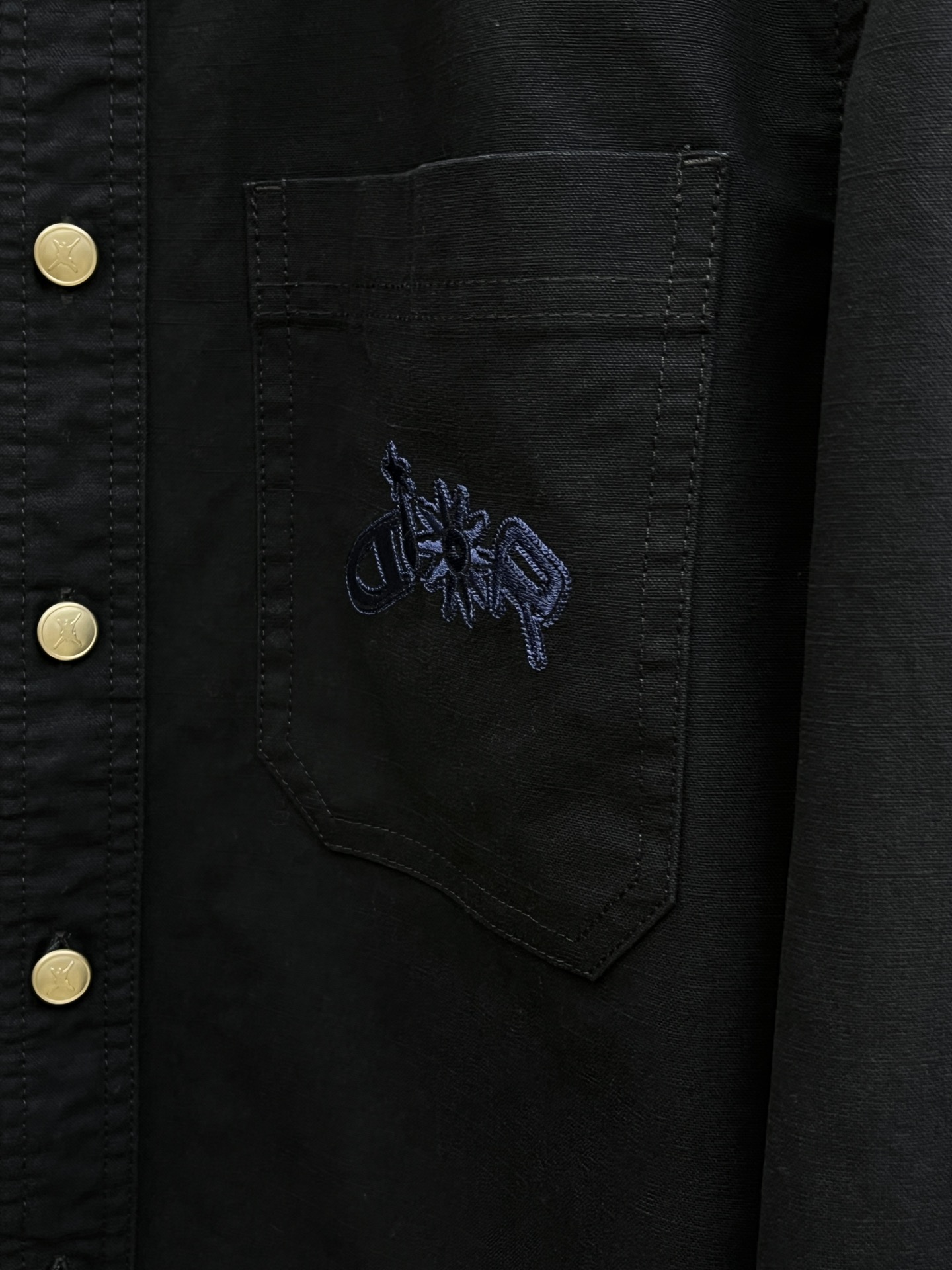 秋冬 CD 🔥秋冬上新，微弹力牛仔D#or口袋标识剌绣细节衬衫款外套。金属明扣款，面料微弹穿着舒适款式百