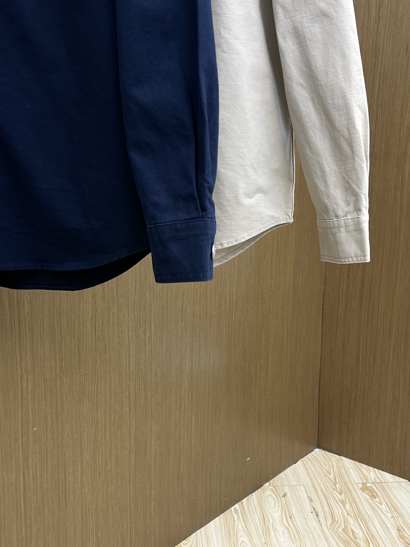 秋冬 CD 🔥秋冬上新，微弹力牛仔D#or口袋标识剌绣细节衬衫款外套。金属明扣款，面料微弹穿着舒适款式百