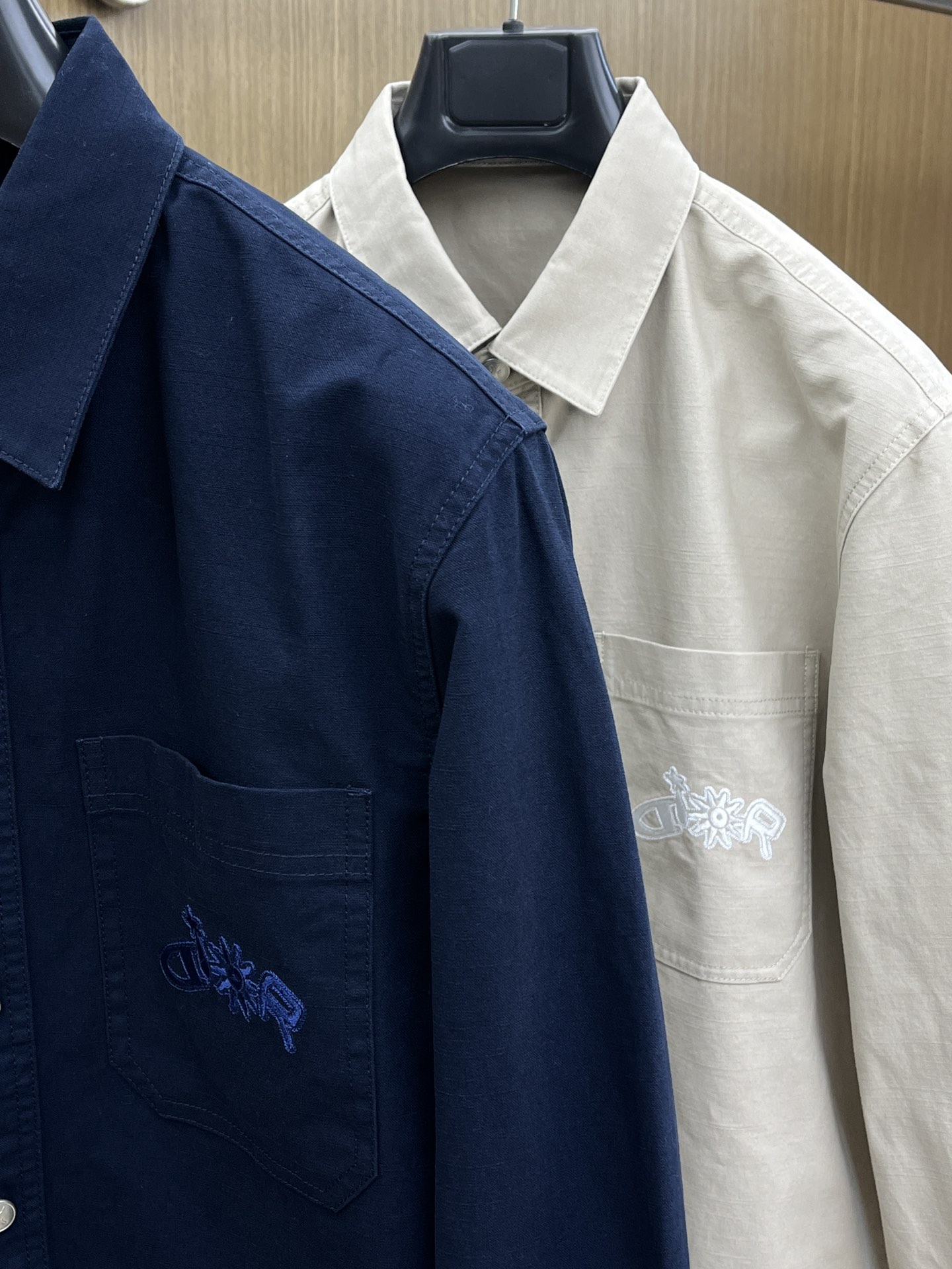 秋冬 CD 🔥秋冬上新，微弹力牛仔D#or口袋标识剌绣细节衬衫款外套。金属明扣款，面料微弹穿着舒适款式百