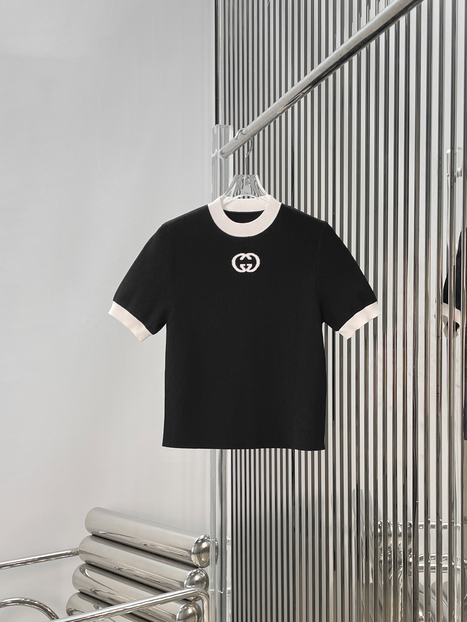 NO:749709,[Love] New style [Love]!  The latest GU 26NEW logo embroidered short-sleeved patchwork sweater. Size SML.,,T-shirt,19860909[爱心]新款[爱心]！最新GU 26NEW logo刺绣短袖拼接针织衫.尺码SML.,,T-shirt,,Women's clothing