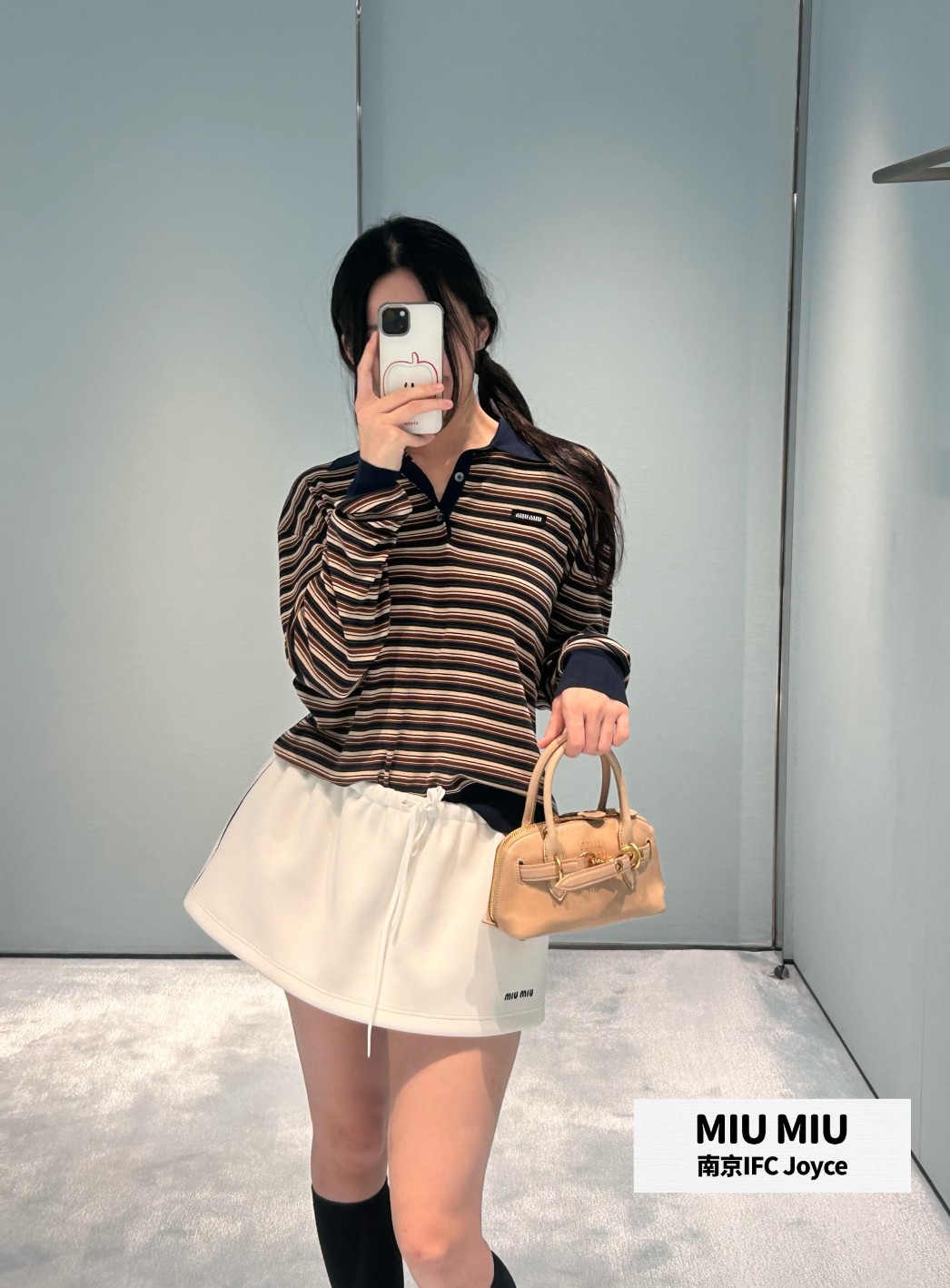 NO:751906,[Love] New style [Love]!  The latest MIU 26NEW striped contrasting color POLO collar sweater. Size SML.,,miumiu,19860909[爱心]新款[爱心]！最新MIU 26NEW 条纹撞色POLO领针织衫.尺码SML.,,miumiu,,Women's clothing