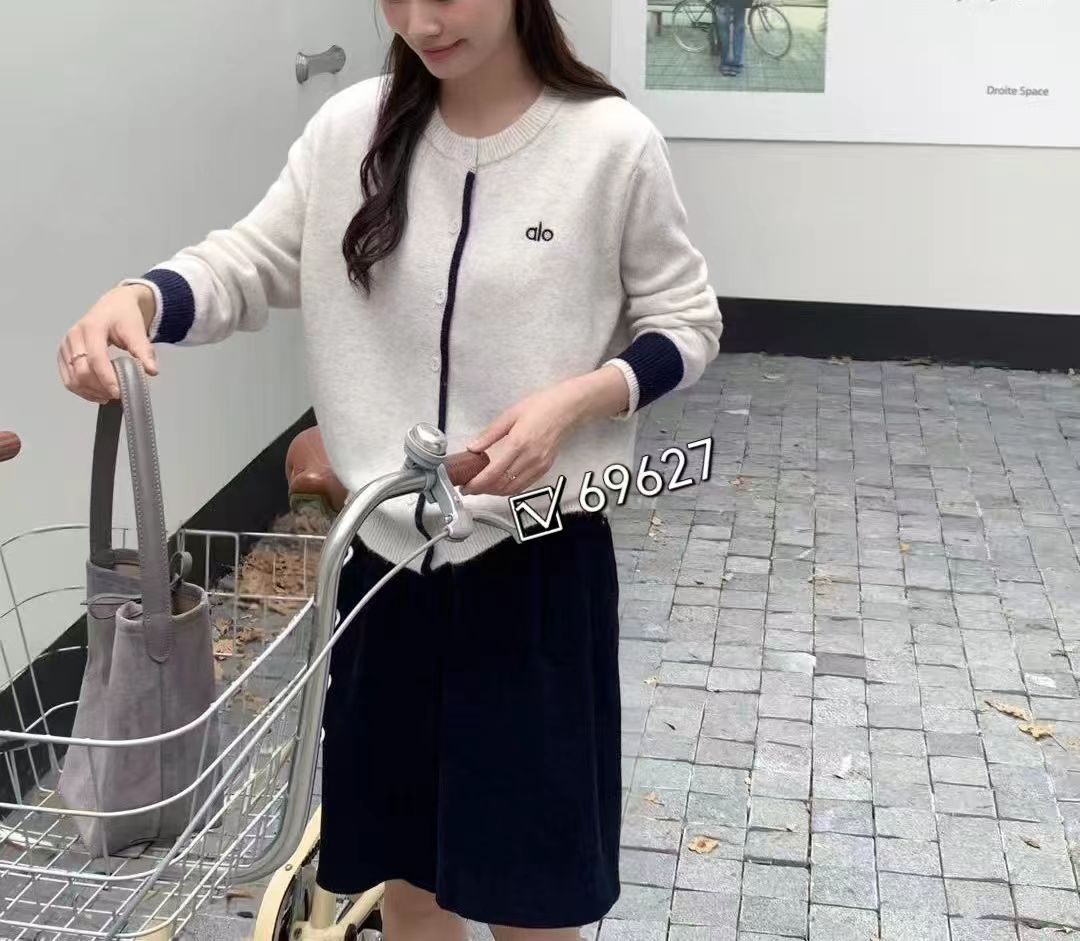 💰125 alo女士新款刺绣针织撞色毛衣钮扣开衫圆领上衣外套
直筒版型修饰身形 上身不臃肿，圆领设计贴合肌肤，日常搭配更加试穿，对微胖MM也超鸡友好！
胸前刺绣logo！低调又有辨识度，彰显品牌质感，既能保暖又能打造不同风格，实用性满。
整体设计撞色假两件胸前刺绣，把衣身的立体度和层次感提升到一个新LEVEL
日常方便穿着必数单排扣无疑啦！！
三种颜色，每一款都很百搭 面料舒适亲肤，弹性十足
均码： 胸围110 衣长61 袖长60 肩宽37    80斤穿到140斤，
颜色：藏青，灰色 米色