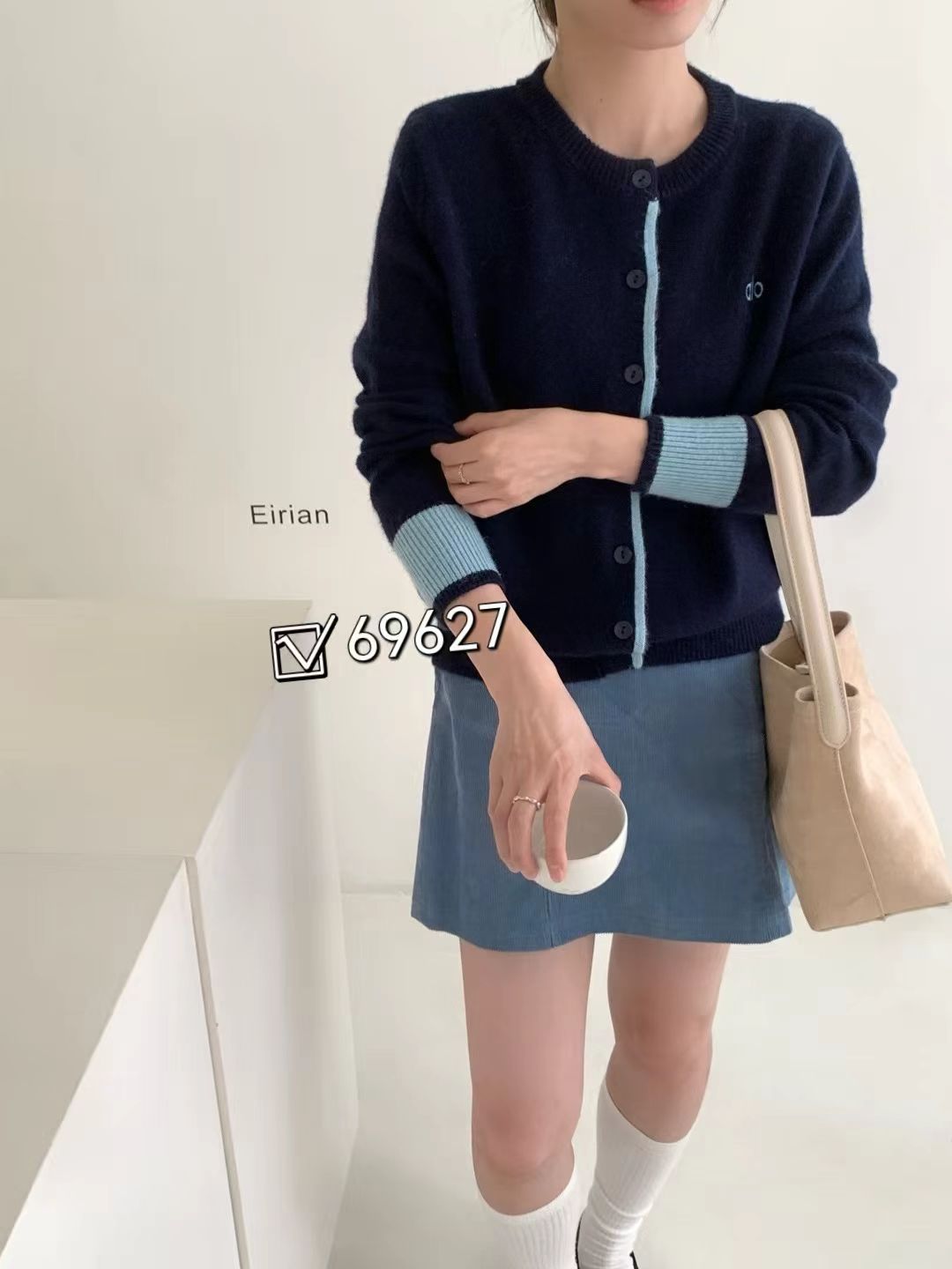 💰125 alo女士新款刺绣针织撞色毛衣钮扣开衫圆领上衣外套
直筒版型修饰身形 上身不臃肿，圆领设计贴合肌肤，日常搭配更加试穿，对微胖MM也超鸡友好！
胸前刺绣logo！低调又有辨识度，彰显品牌质感，既能保暖又能打造不同风格，实用性满。
整体设计撞色假两件胸前刺绣，把衣身的立体度和层次感提升到一个新LEVEL
日常方便穿着必数单排扣无疑啦！！
三种颜色，每一款都很百搭 面料舒适亲肤，弹性十足
均码： 胸围110 衣长61 袖长60 肩宽37    80斤穿到140斤，
颜色：藏青，灰色 米色