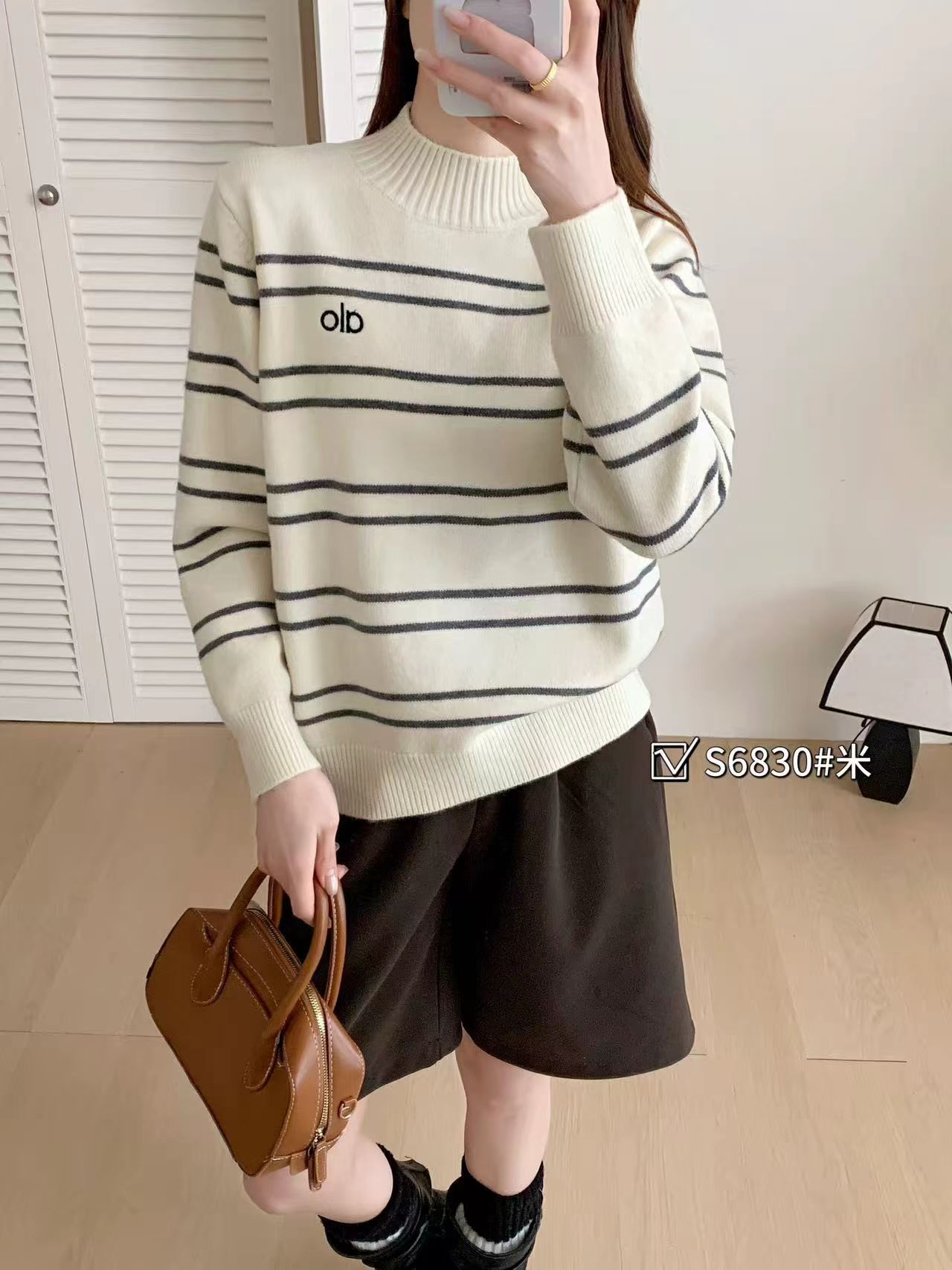 💰130alo新款女士加厚条纹半高领拼色条纹毛衣
胸前刺绣logo！低调又有辨识度，彰显品牌质感！
三种颜色，每一款都很百搭 面料舒适亲肤，弹性十足
温温柔柔的条纹毛衣来咯，超级厚实！软乎乎的上身超舒服，
面料软软糯糯很舒服，条纹小设计凸显青春学院风，
超级减龄的一款百搭神器，简约风格一点也不挑人
尺码：均码  胸围106衣长59  袖长56肩宽37 
80斤穿到140斤
颜色：深灰，米白，藏青