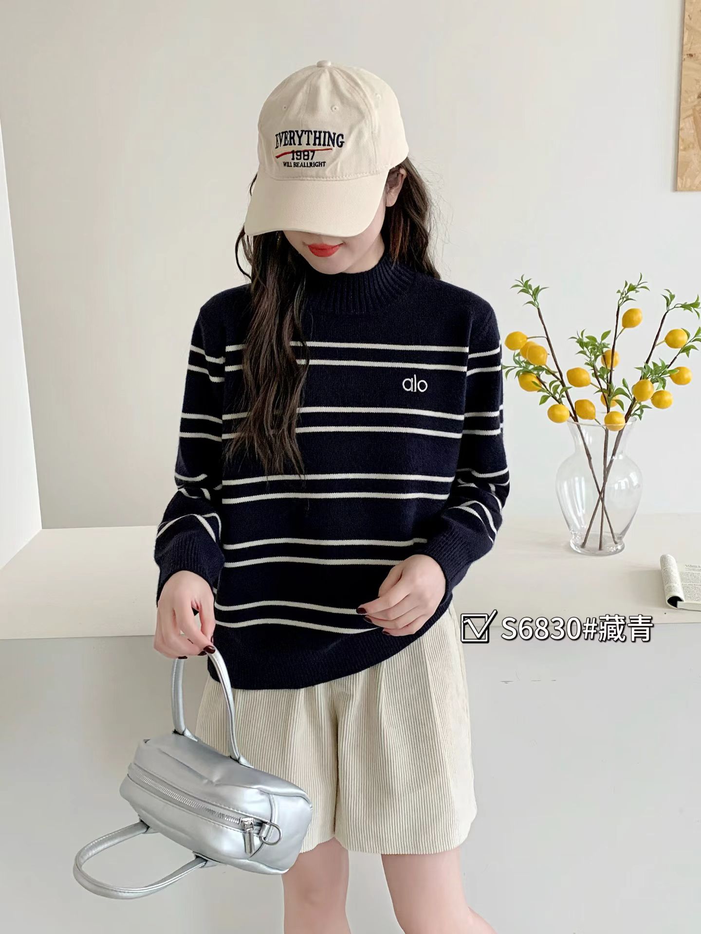 💰130alo新款女士加厚条纹半高领拼色条纹毛衣
胸前刺绣logo！低调又有辨识度，彰显品牌质感！
三种颜色，每一款都很百搭 面料舒适亲肤，弹性十足
温温柔柔的条纹毛衣来咯，超级厚实！软乎乎的上身超舒服，
面料软软糯糯很舒服，条纹小设计凸显青春学院风，
超级减龄的一款百搭神器，简约风格一点也不挑人
尺码：均码  胸围106衣长59  袖长56肩宽37 
80斤穿到140斤
颜色：深灰，米白，藏青