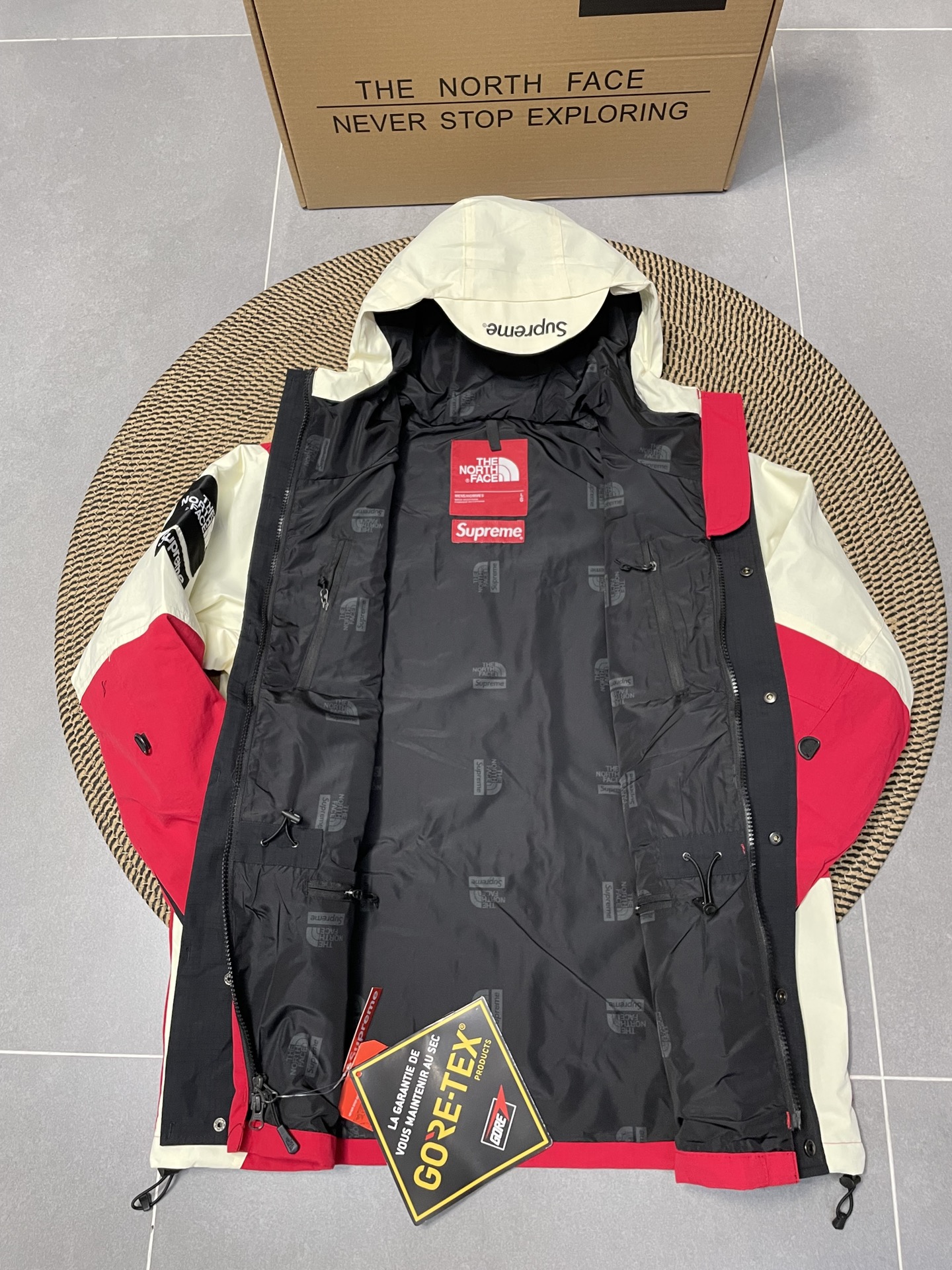 The North Face × SUP 限定 拼色フード付きマウンテンパーカー 撥水加工 男女兼用