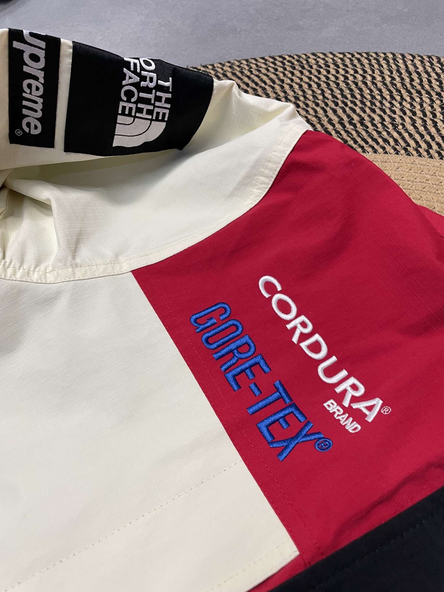 The North Face × SUP 限定 拼色フード付きマウンテンパーカー 撥水加工 男女兼用