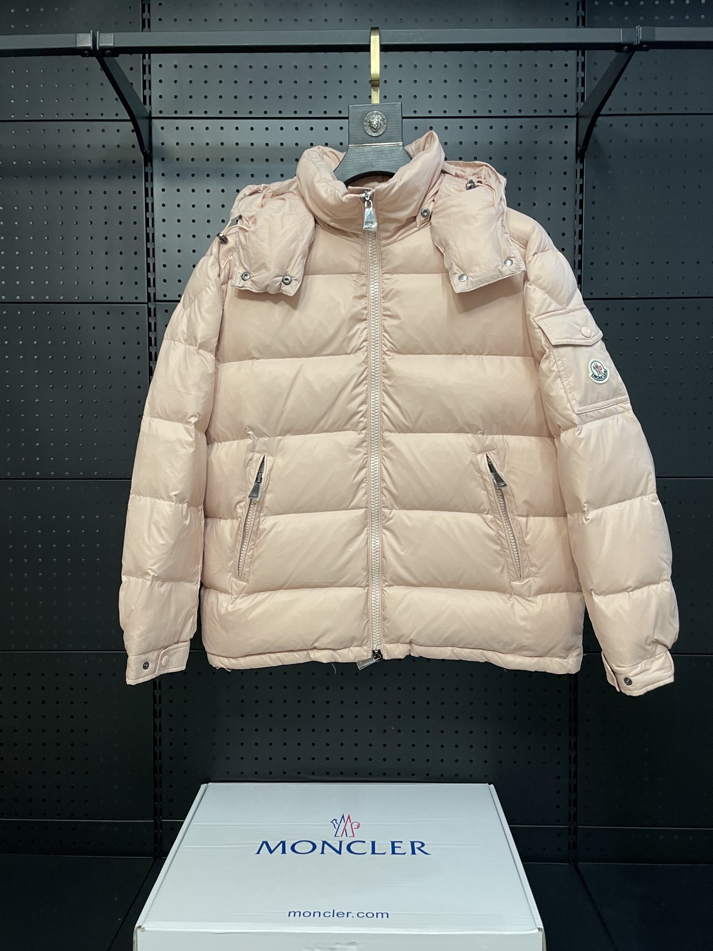 Chaqueta de plumas Moncler Maya para mujer en rosa, un estilo muy querido por muchas celebridades. 90 estándar nacional…