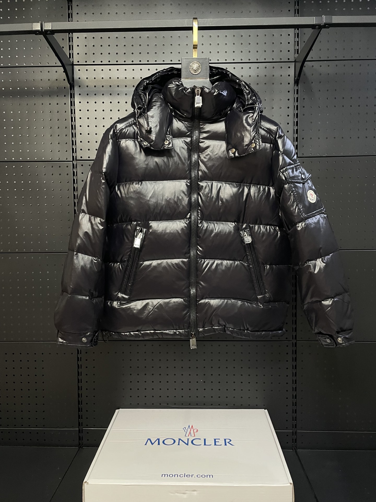Chaqueta de plumas Moncler Maya para mujer en negro, un estilo muy querido por muchas celebridades. 90 estándar naciona…