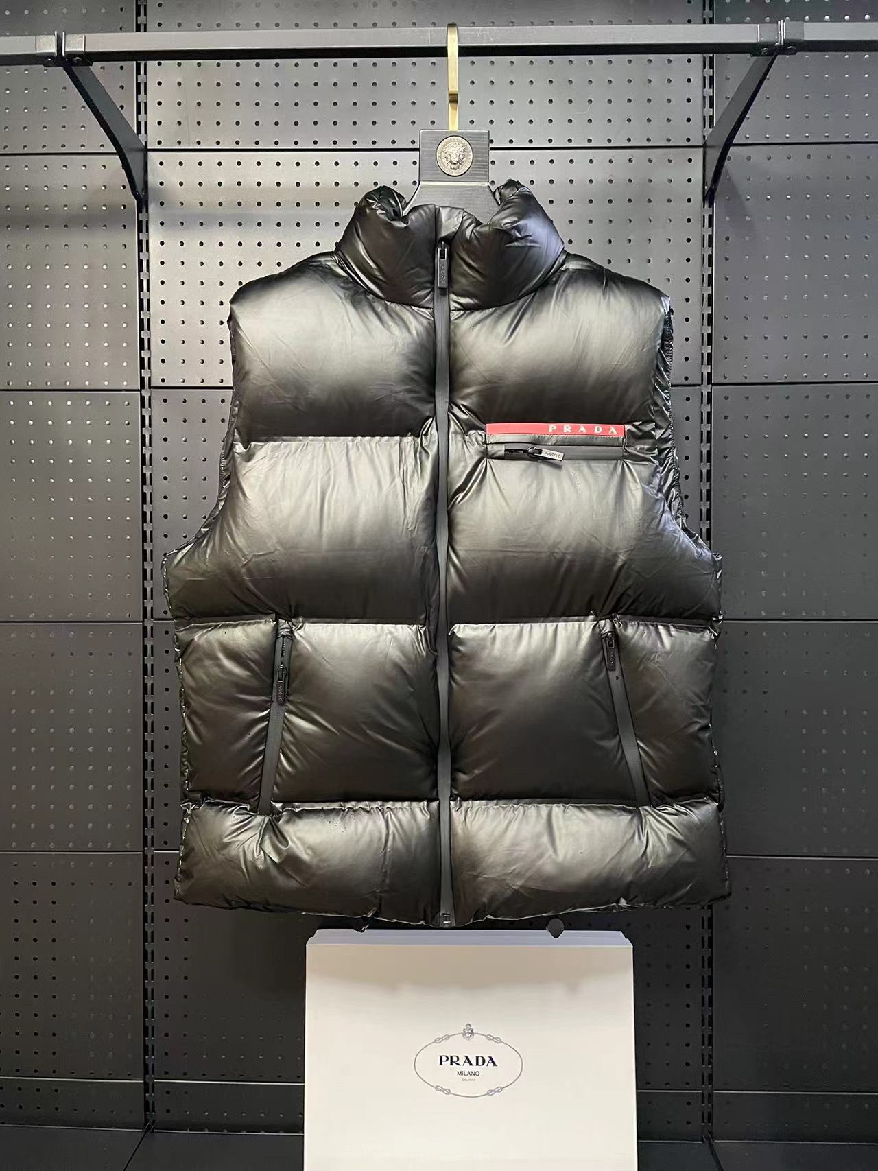PRAD* Prada 2020FW la chaqueta de plumón sin mangas más cara de esta colección. Esta utiliza el tejido de nailon de pri…