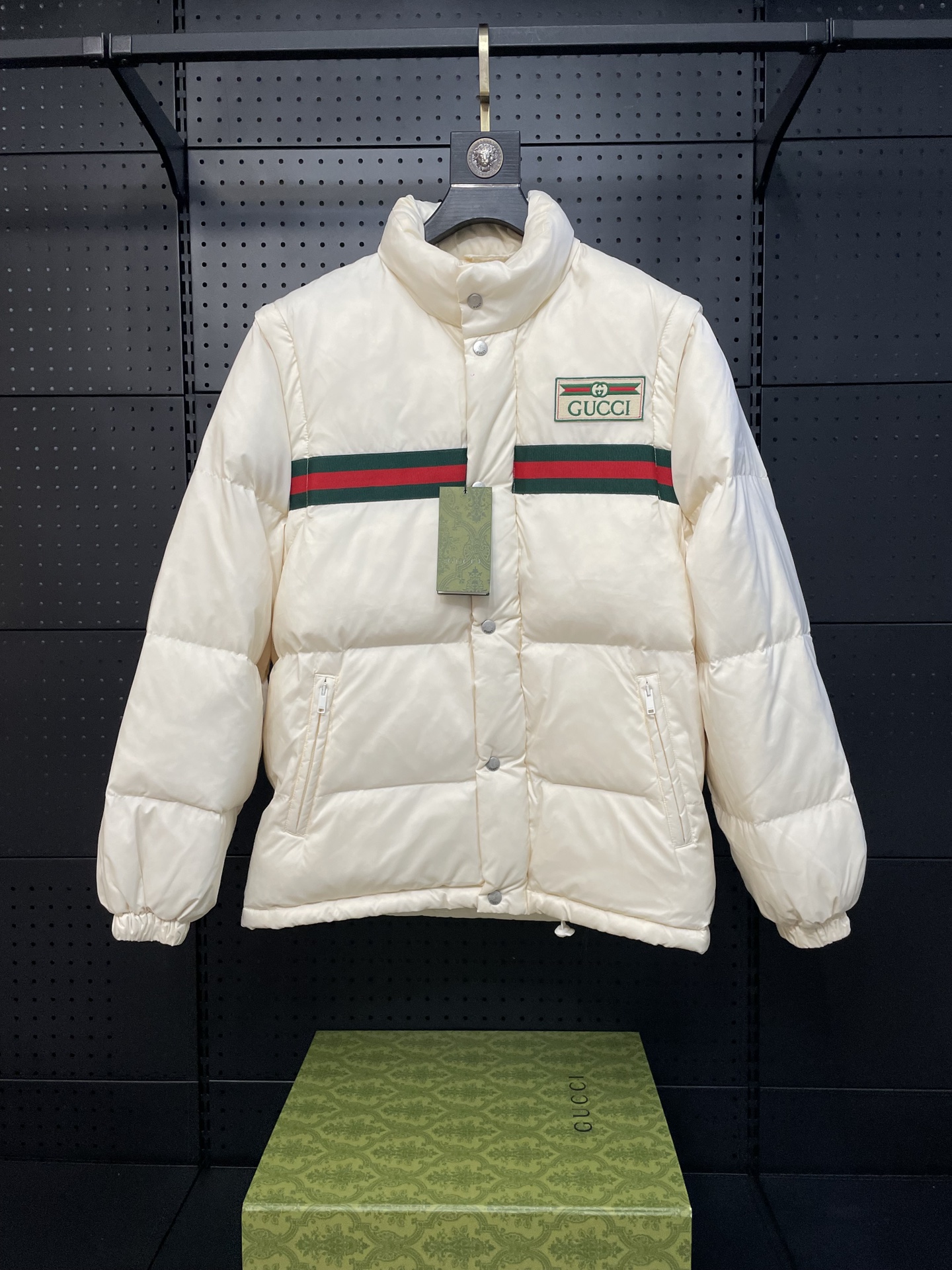 【顶级复刻】 GUCCI 古驰官方限定徽标织带羽绒服 超级百搭 “灭世版本” 香港专柜购入zp操作，这是一款超复杂工艺的羽绒服，堪称冬季里的避风港，在原有的面料基础上加了防水处理，全衣的五金采用的是原厂一比一定制，钨金材质，织唛设计，热熔…